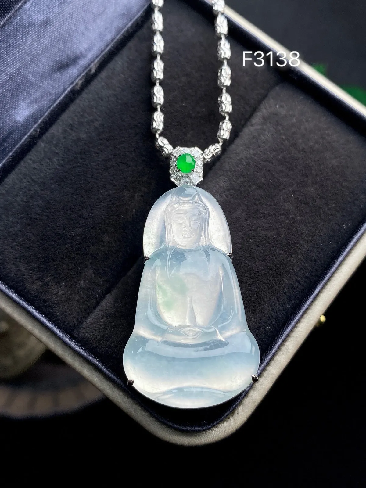 【冰种素衣观音】质地细腻，通透度上佳，冰感十足，适合佩戴，收藏品质，18k金钻镶嵌，裸石尺寸32.2