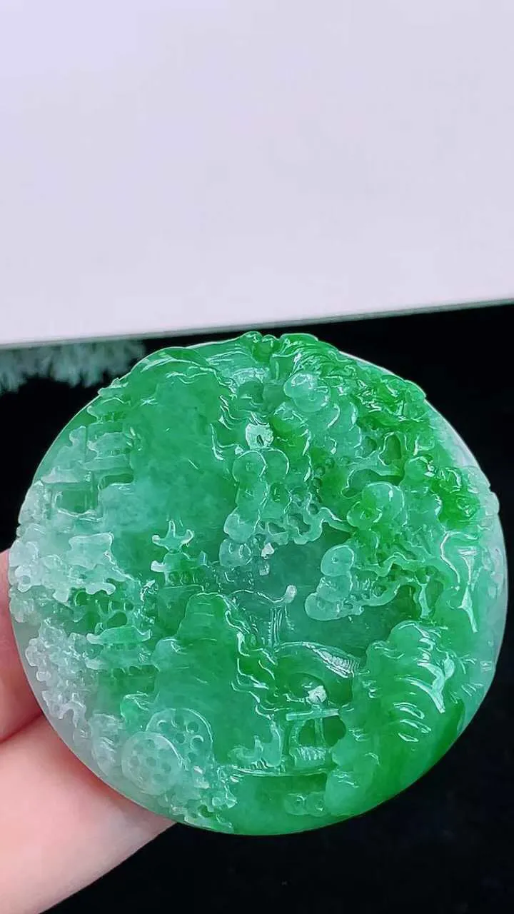 【翡翠名称】老坑种冰阳绿山水牌厚装挂件
【翡翠尺寸】直径厚度49.7/11.3mm
【翡翠描述】宝贝种老水足，玉质细腻，色泽靓丽，性价比高，佩戴效果好！
【其它赠送】权威证书/精美挂绳/盒子/支持全国复检(七天无理由退换货买家只须付来回邮费即可）