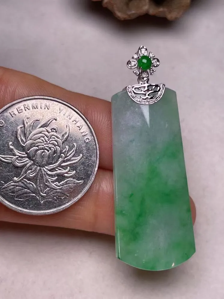 冰糯种飘绿平安无事牌吊坠、真金真钻镶嵌，种水好，玉质细腻 .裸石尺寸 38.8*16.8