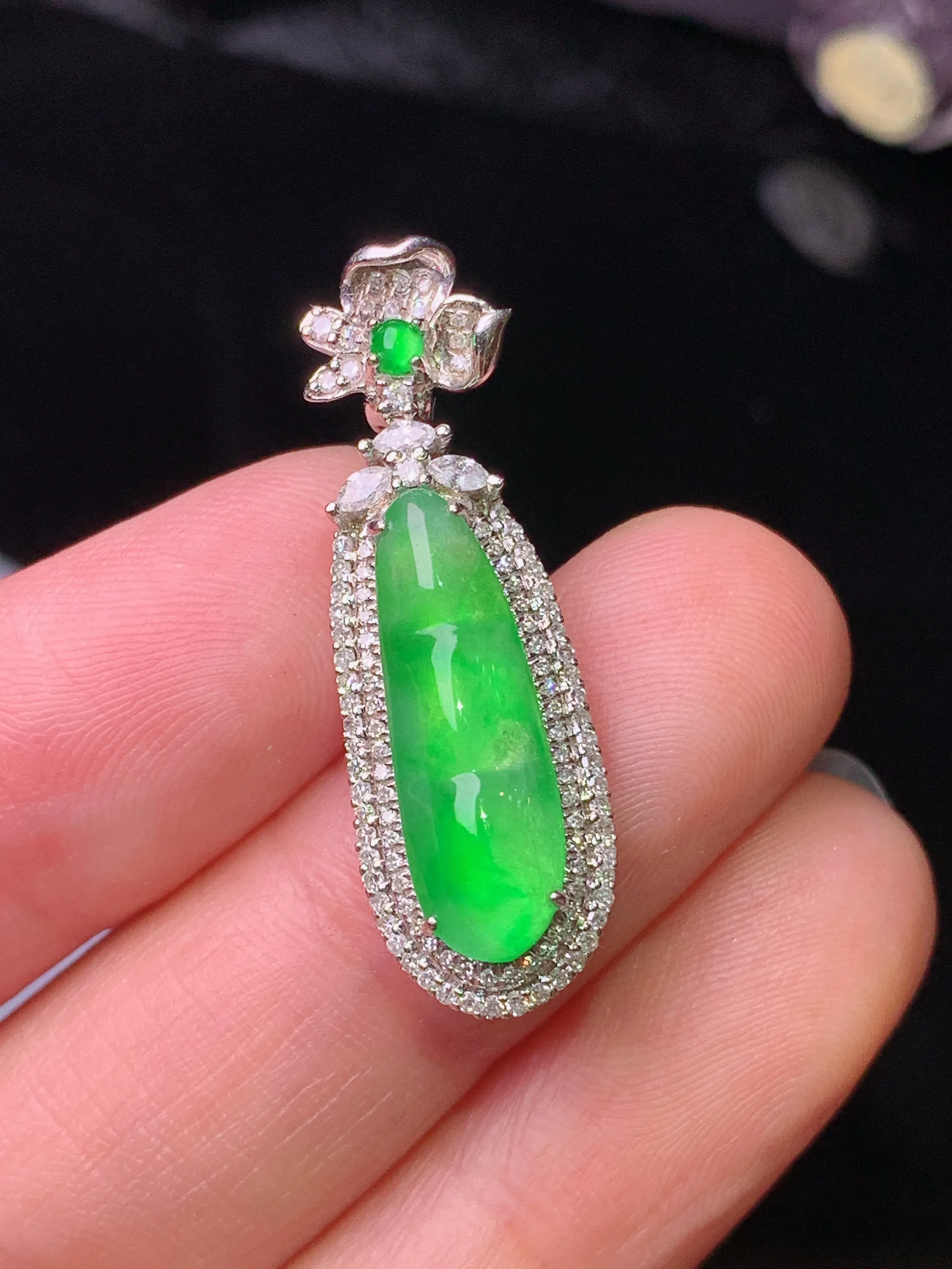 18k金钻镶嵌冰种四季豆吊坠 玉质细腻 水润亮眼 色泽艳丽 整体尺寸30.6*10*7