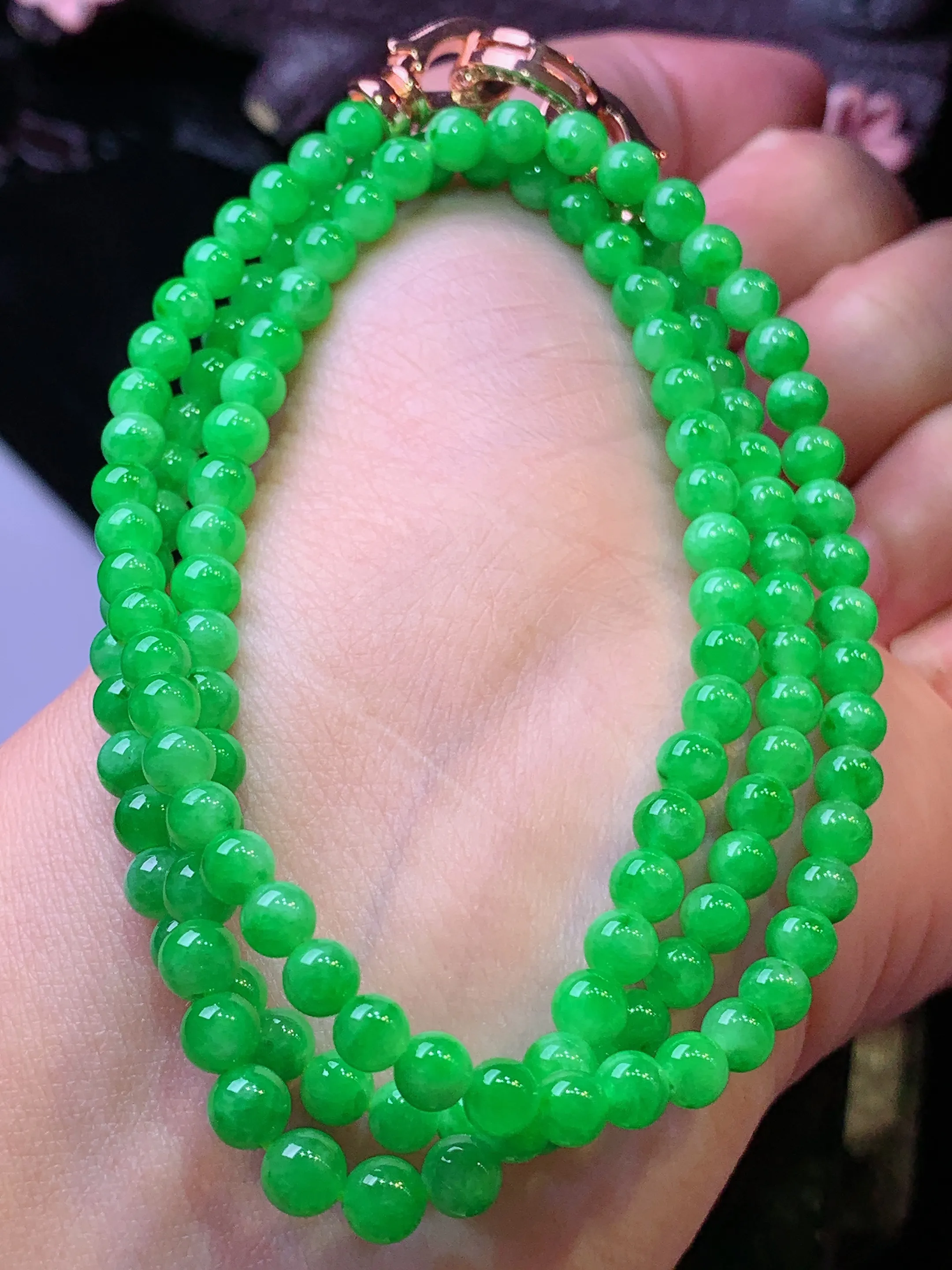 满绿圆珠项链 玉质细腻 水润亮眼 色泽艳丽 整体尺寸4.3