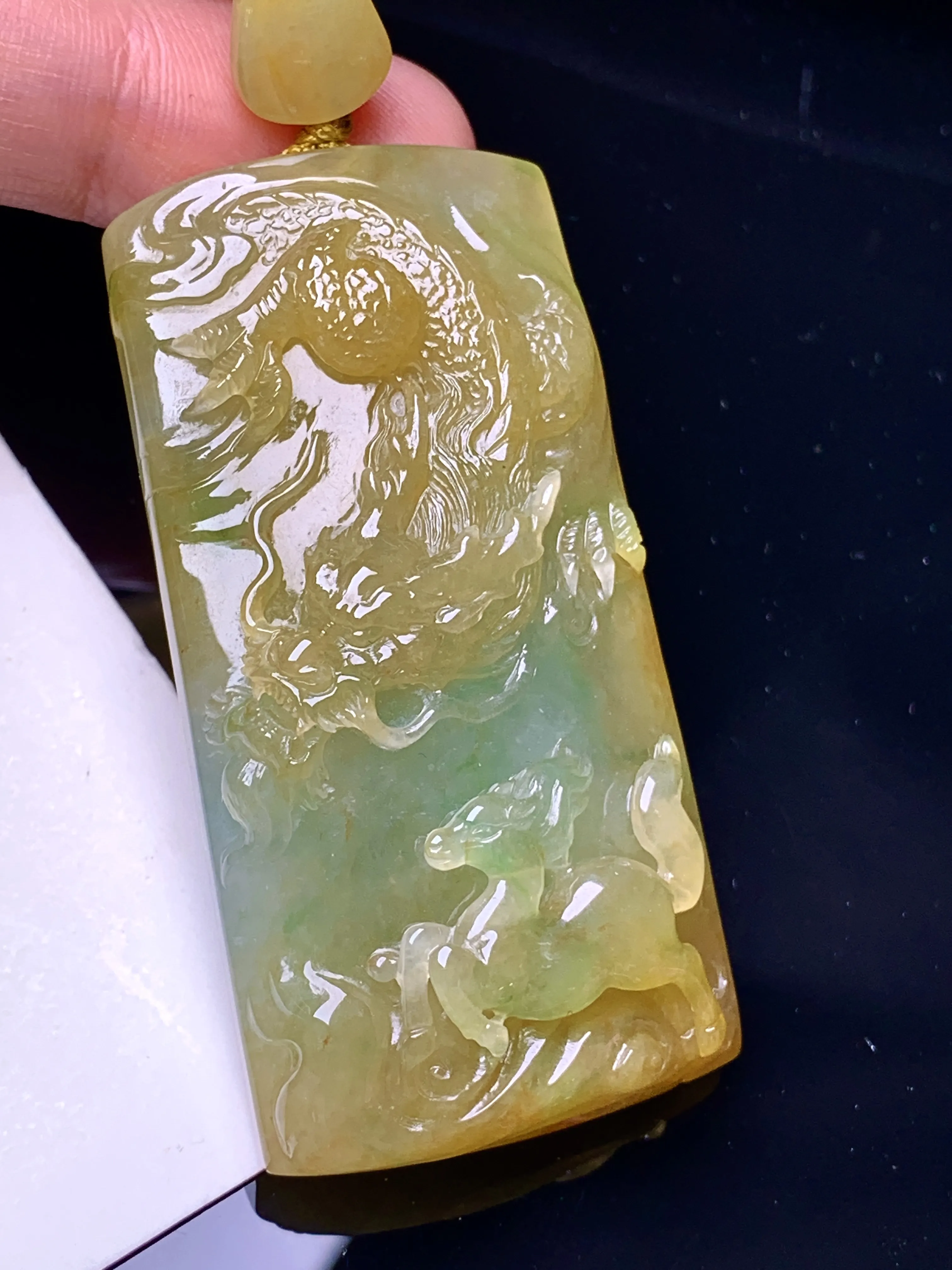 黄翡龙牌吊坠 玉质细腻 水润亮眼 色泽艳丽 整体尺寸57.7*28.8*12