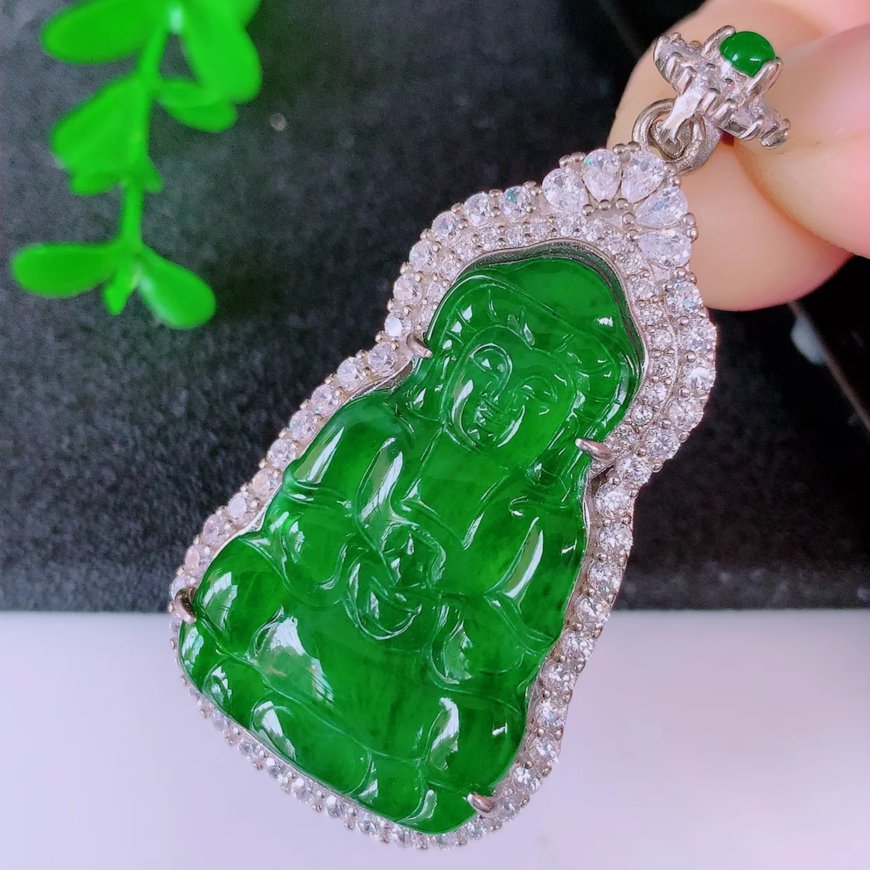 冰透满绿翡翠925银镶嵌观音菩萨吊坠，自然光实拍，翠色灵动，颜色漂亮，种老水足，品相佳，佩戴佳品！#