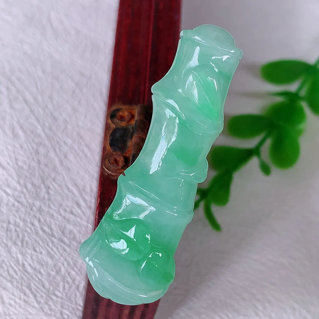 自然光实拍，冰飘绿翡翠竹节吊坠。竹节寓意“节节高，官运亨通，前程似锦，水润莹泽，清秀高雅，佩戴精美！#60.13