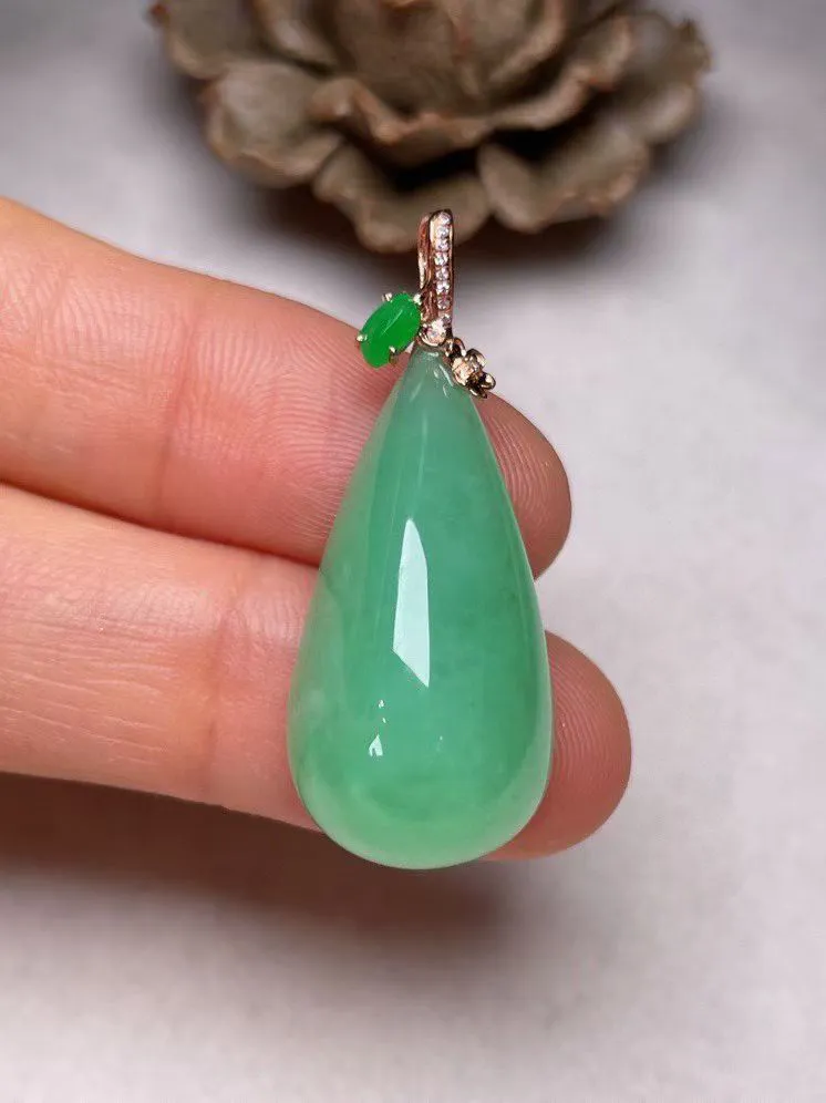 冰糯种晴绿滴水吊坠、真金真钻镶嵌，种水好，玉质细腻 .裸石尺寸 28.3*14.0