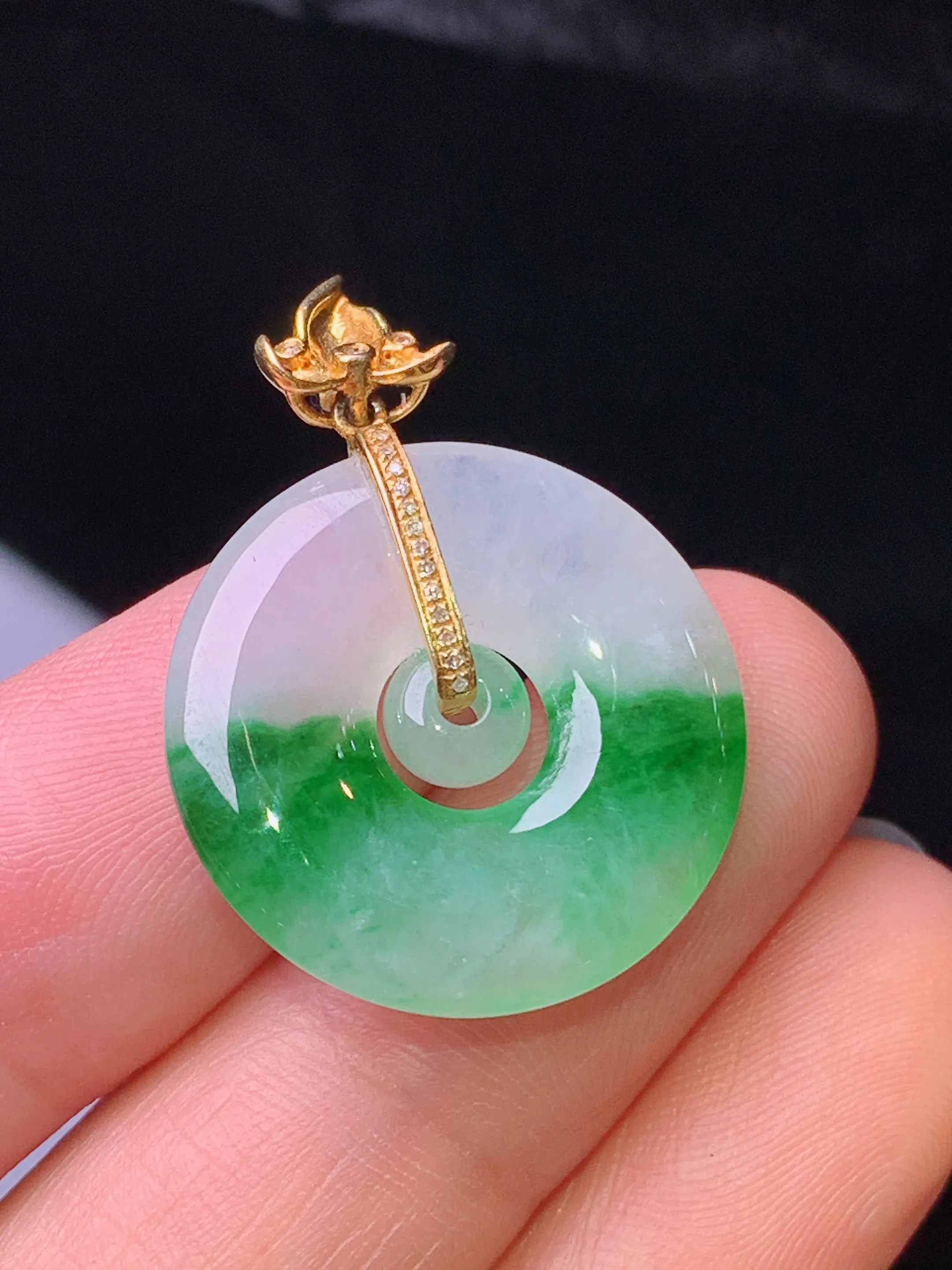 18k金钻镶嵌飘绿子母扣吊坠 玉质细腻 水润亮眼 色泽艳丽 整体尺寸27.3*20.8*3.5