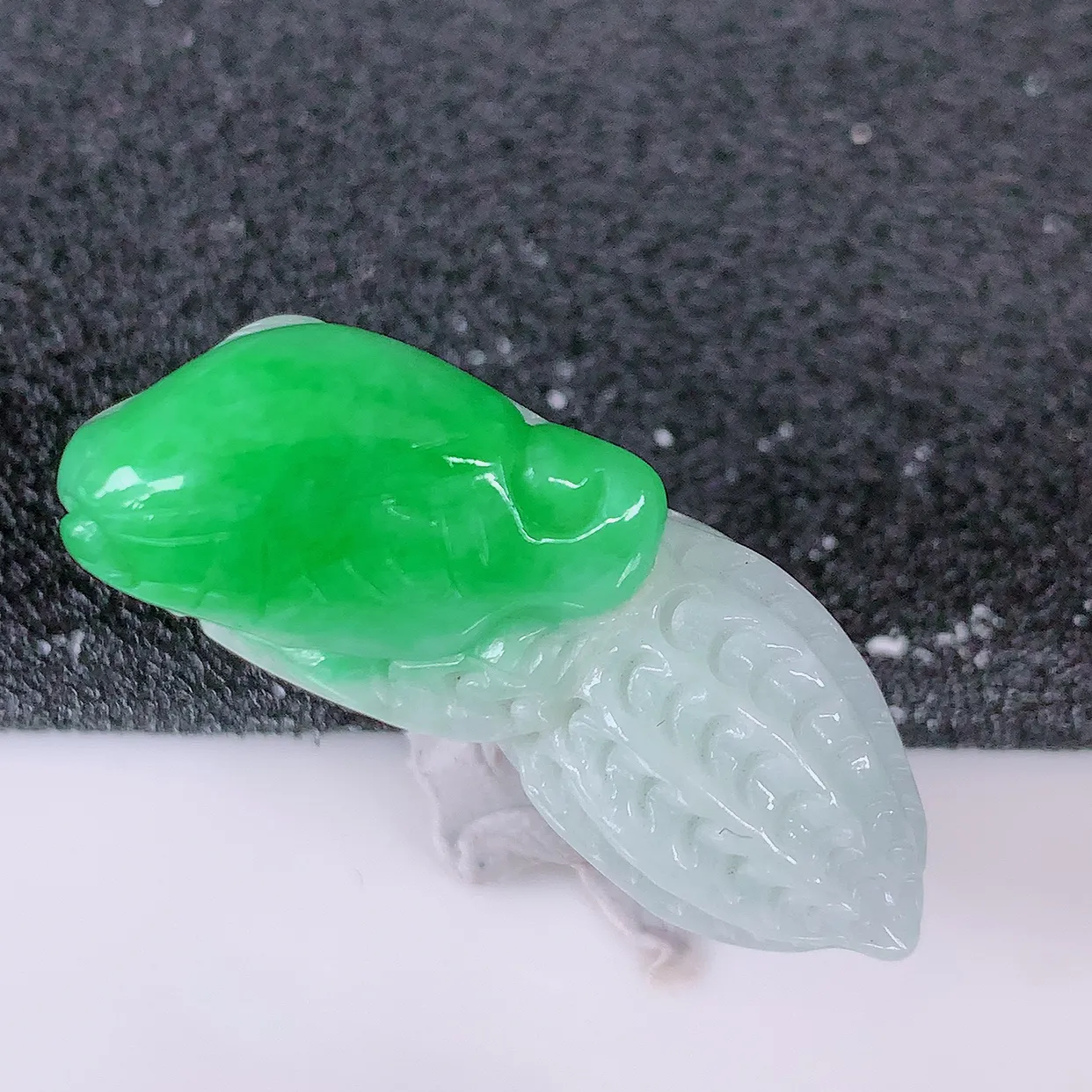 自然光实拍，飘绿生意兴隆花生翡翠吊坠，生意兴隆 ，招财纳福 ，财源滚滚来 ，种水足，雕工精湛，配戴时尚！#85.13