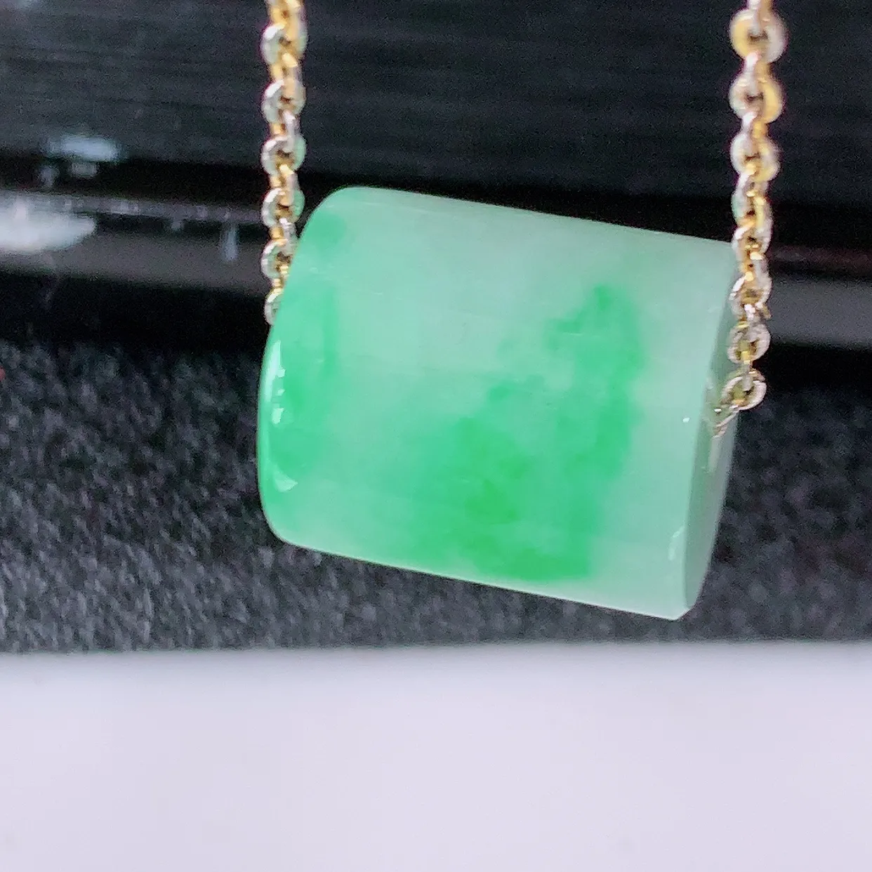 自然光实拍，冰飘绿翡翠路路通吊坠，寓意时来运转、财源滚滚，款式新颖时尚，日常百搭的款！配图银链#05.13