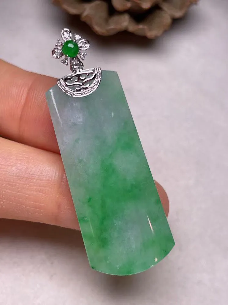 冰糯种飘绿平安无事牌吊坠、真金真钻镶嵌，种水好，玉质细腻 .裸石尺寸 38.8*16.8