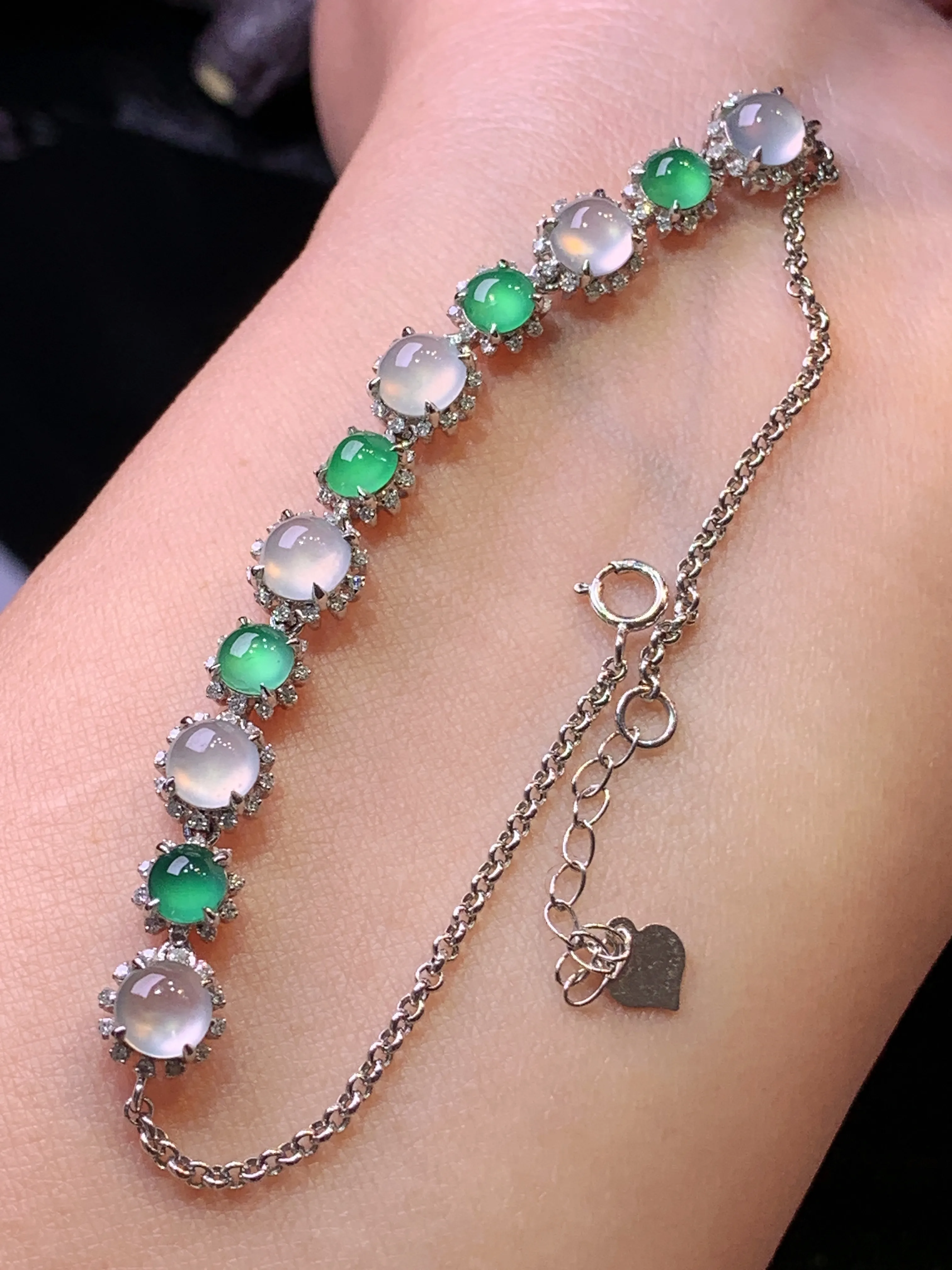 18k金钻镶嵌冰绿蛋面手链 玉质细腻 水润亮眼 色泽艳丽 整体尺寸72*6.3*5.8