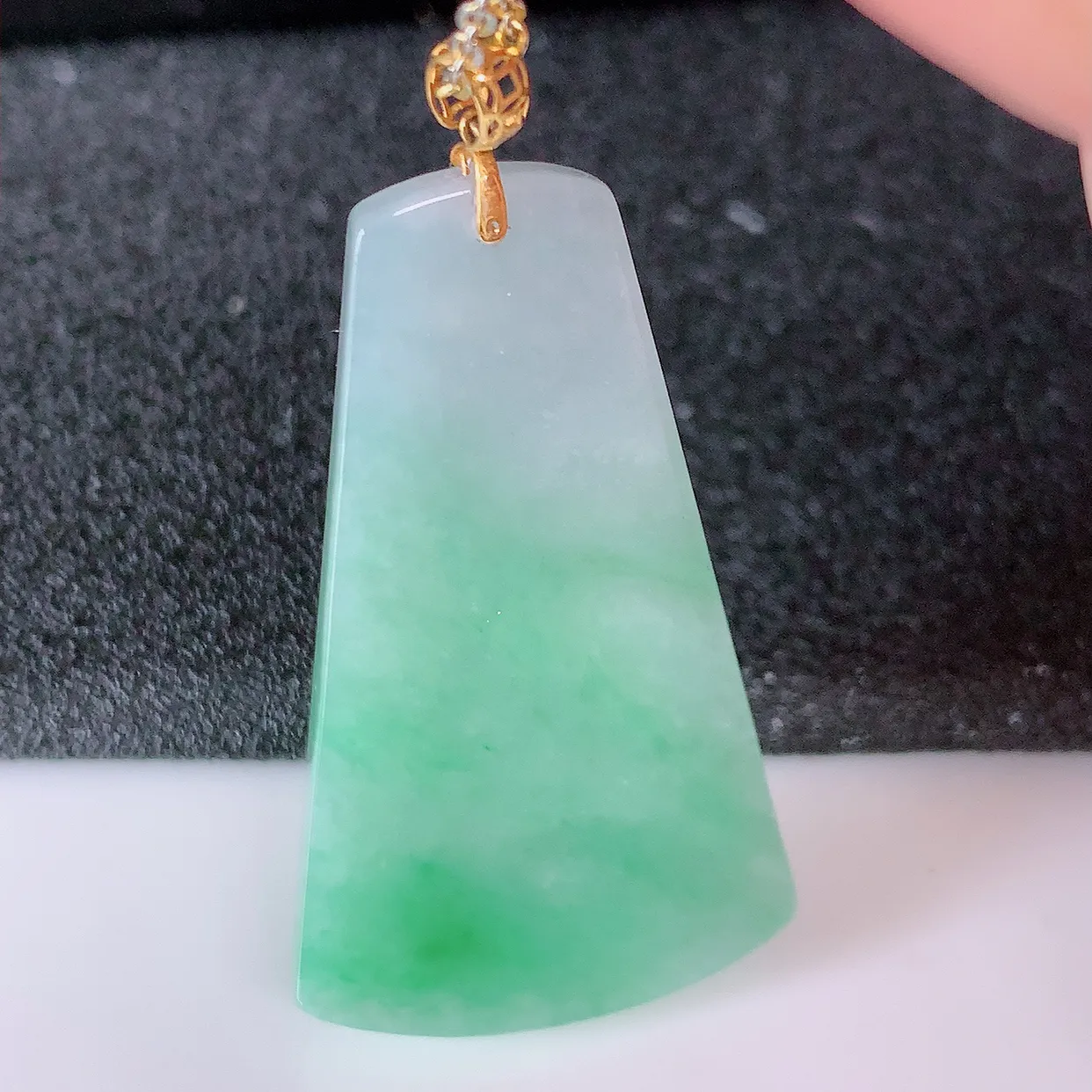 18K金镶嵌冰润飘绿翡翠平安无事牌吊坠，翡翠无事牌，平平安安，无事牌翠色灵动，佩戴平安时尚！#41.13