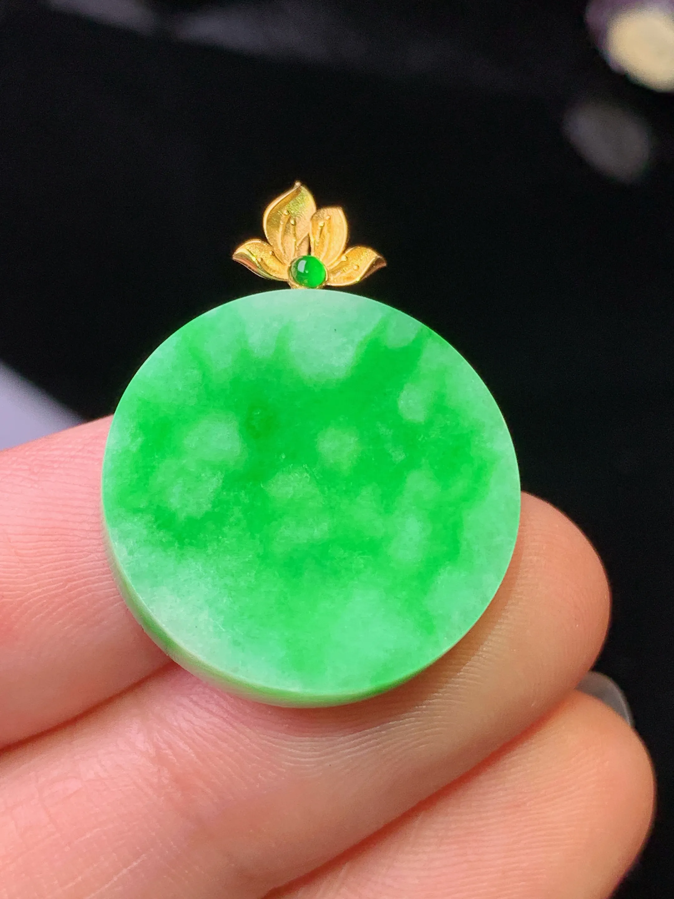 18k金镶嵌翠绿圆牌吊坠 玉质细腻 水润亮眼 色泽艳丽 整体尺寸27*20.5*4.2