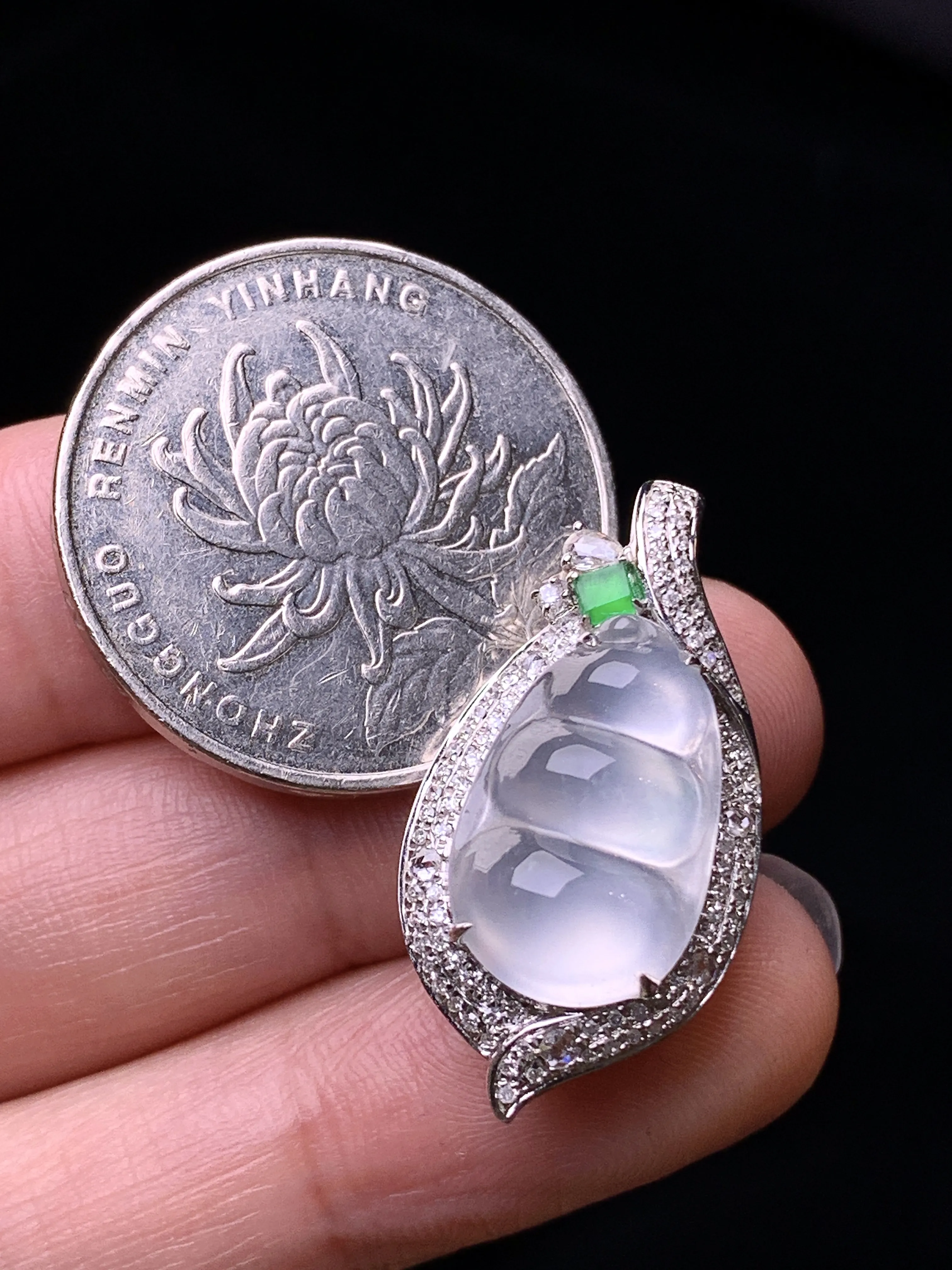 18k金钻镶嵌冰种四季豆吊坠 玉质细腻 水润亮眼 色泽艳丽 整体尺寸27.5*14.5*10.5