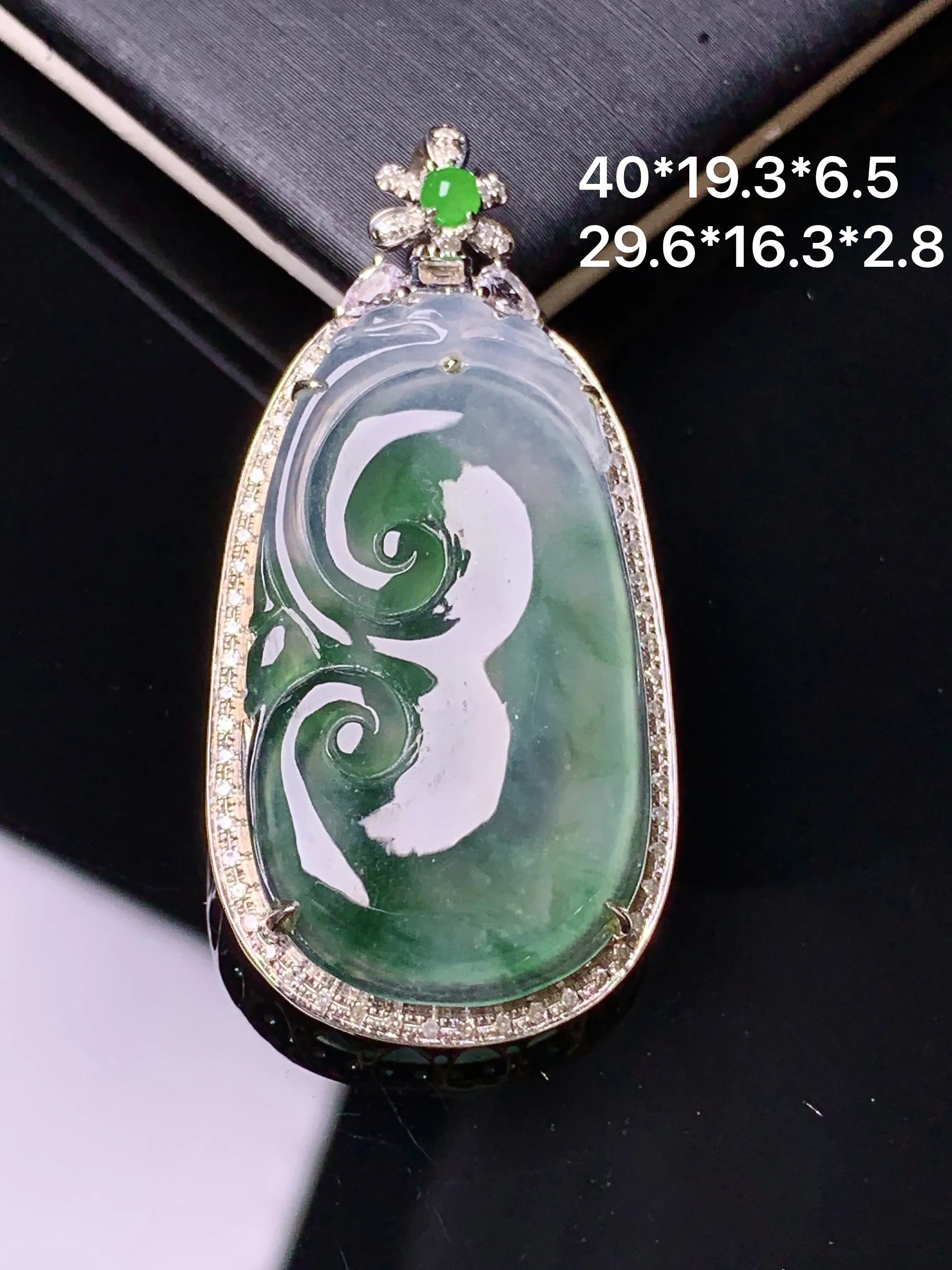 18k金钻镶嵌冰种如意吊坠 玉质细腻 水润亮眼 色泽艳丽 整体尺寸40*19.3*6.5