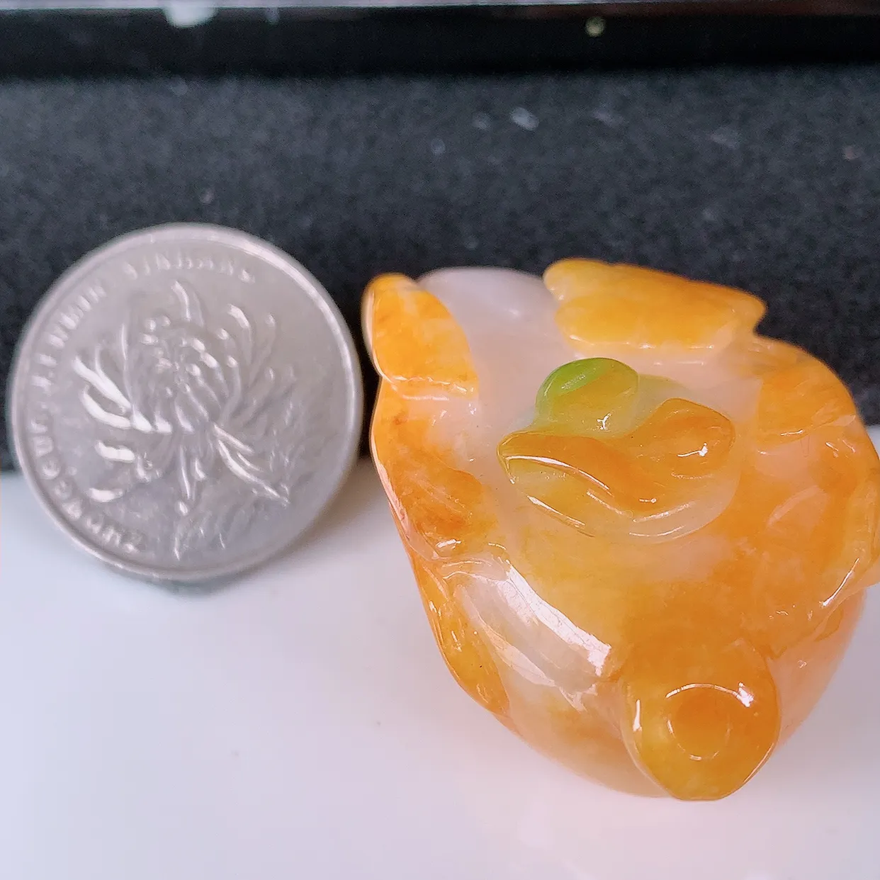 自然光实拍，冰润黄加绿翡翠茶壶，种老水足，雕工精湛 ，寓意美好，佩戴时尚出众！#26.13