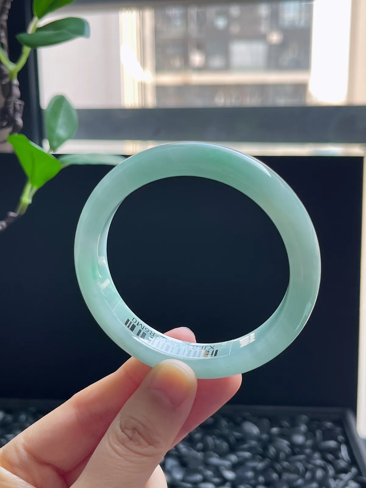 正圈54.5圈口，翡翠冰糯种飘绿手镯