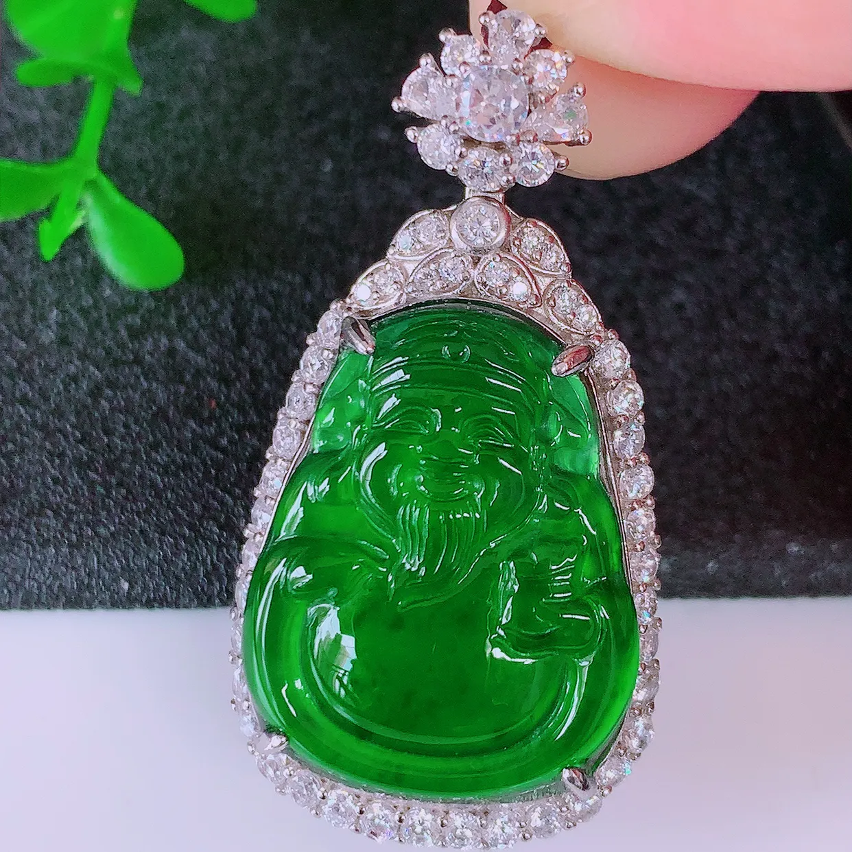 冰透满绿翡翠925银镶嵌财神爷吊坠，自然光实拍，翠色灵动，颜色漂亮，种老水足，品相佳，佩戴佳品！#9