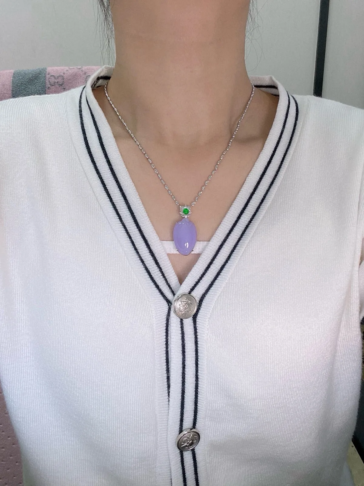 【冰种紫罗兰福瓜吊坠】质地细腻，光泽度不错，18k金钻镶嵌，裸石尺寸25.6*16.4*8毫米