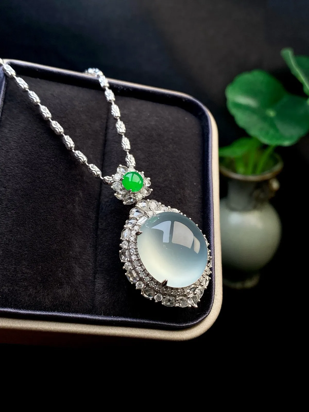 【冰种蛋面吊坠】冰感十足，通透闪亮，饱满圆润，18k金钻镶嵌，裸石尺寸16.3*14.5*8.3毫米