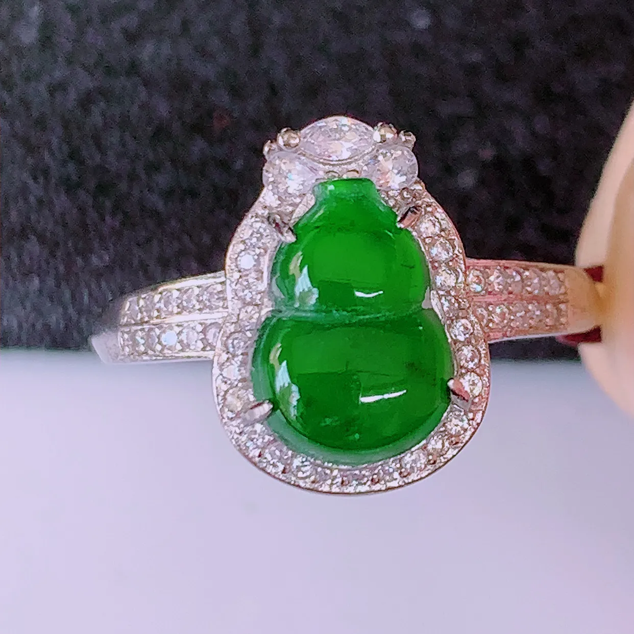 冰透满绿翡翠925银镶嵌戒指，自然光实拍，翠色灵动，颜色漂亮，种老水足，品相佳，佩戴佳品！#98.1