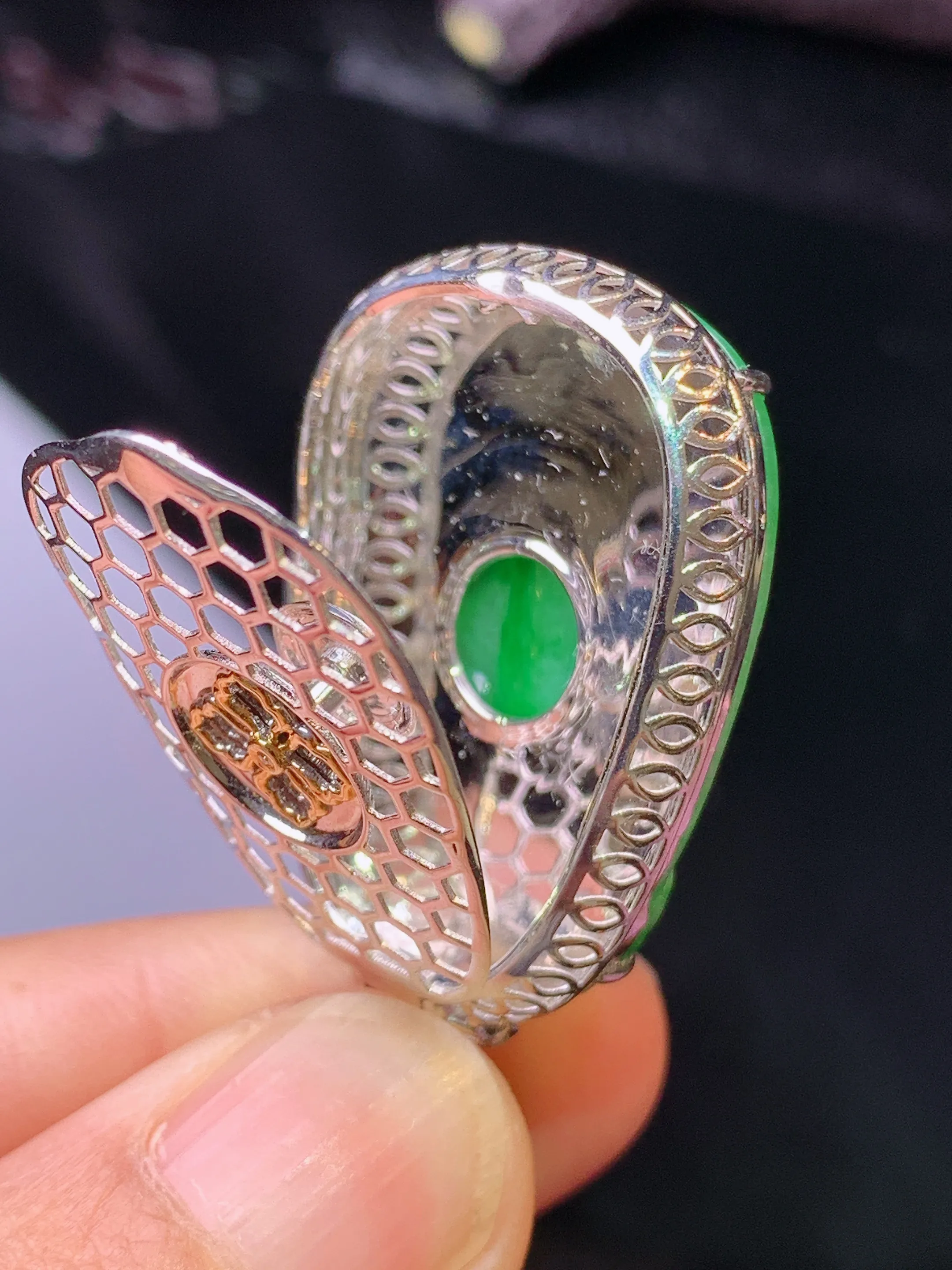 18k金钻镶嵌翠绿如意吊坠 玉质细腻 水润亮眼 色泽艳丽 整体尺寸41*23*7.8