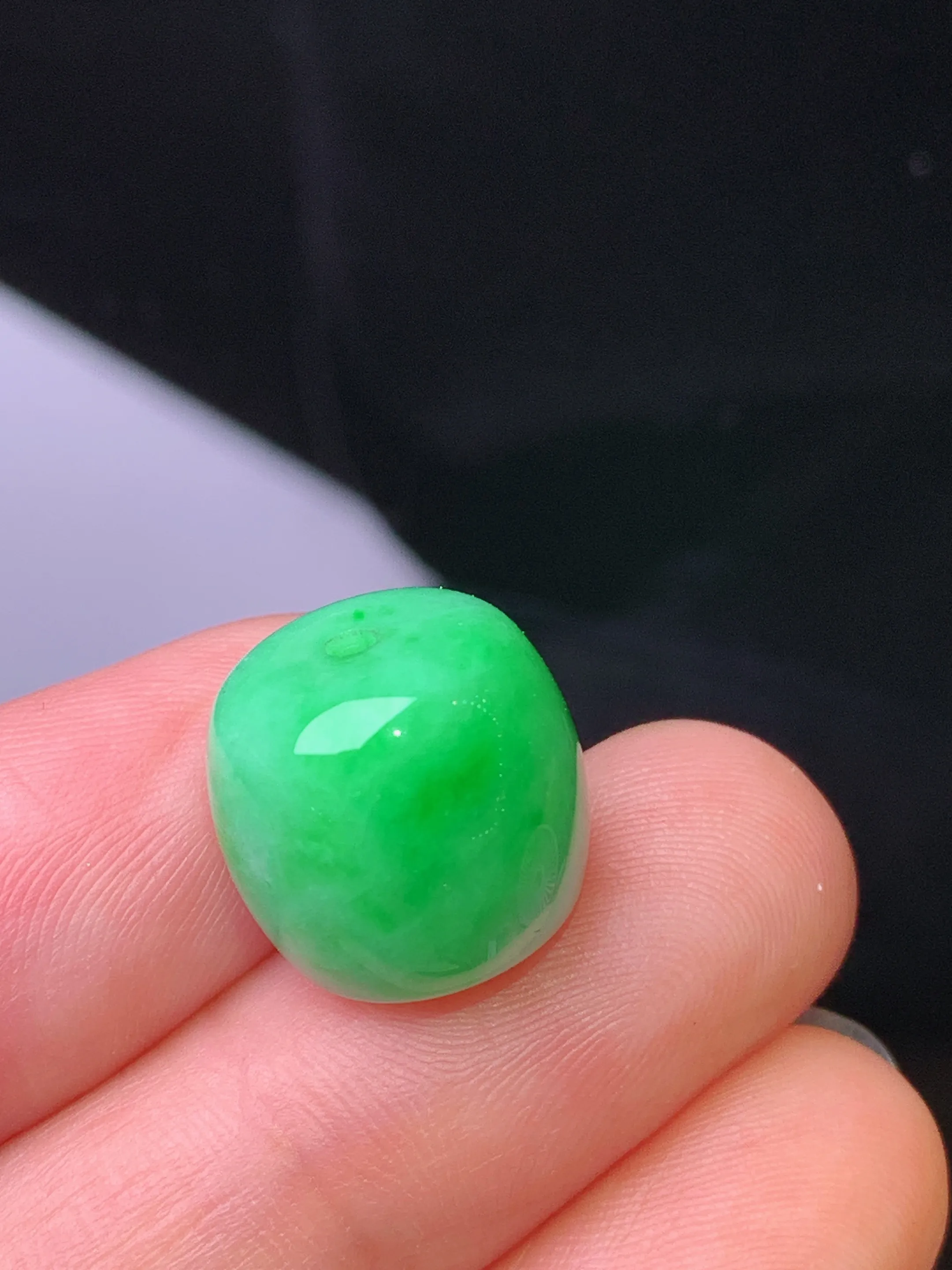 翠绿路路通吊坠 玉质细腻 水润亮眼 色泽艳丽 整体尺寸13.2*13.2*12.3