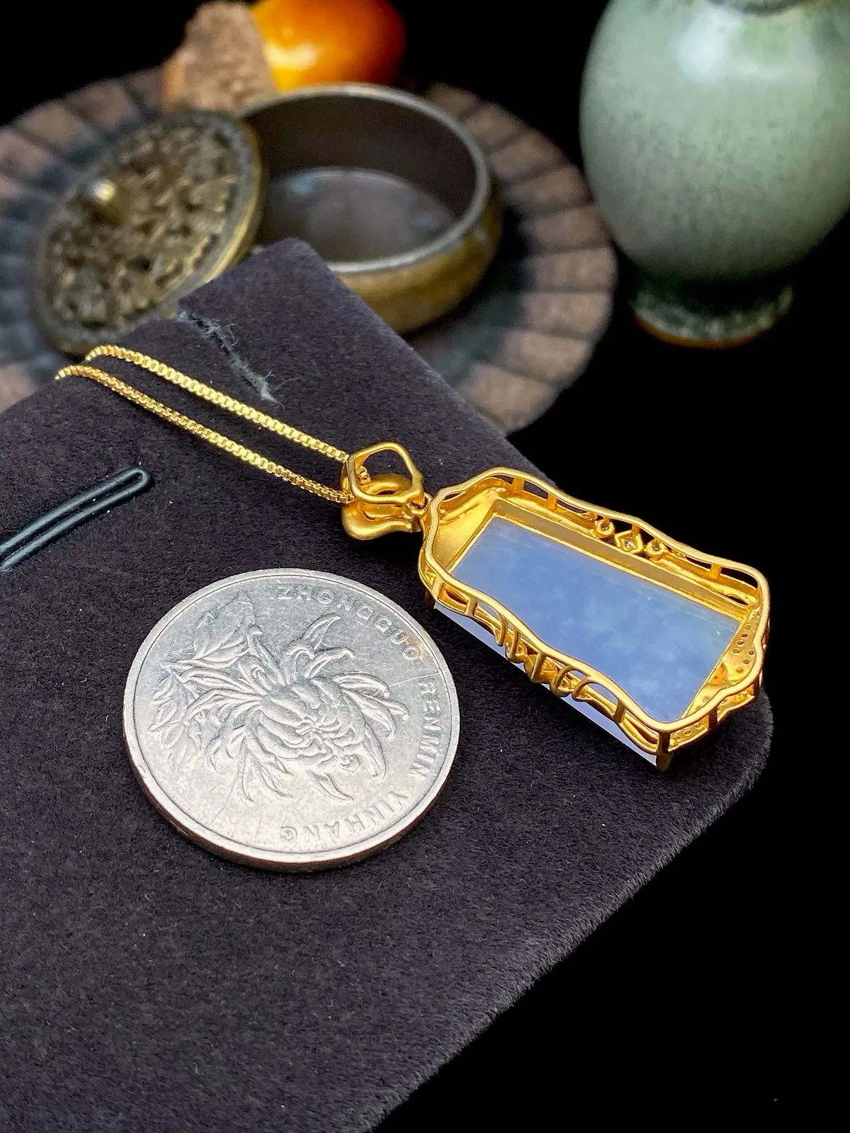 【冰种紫无事牌吊坠】质地细腻，光泽度不错，18k金钻镶嵌，裸石尺寸21.5*13.7*3毫米