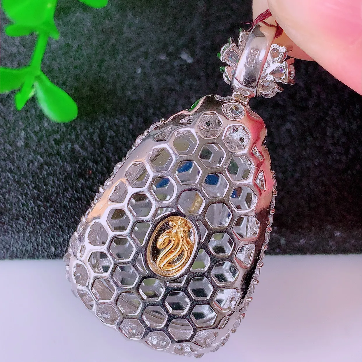 冰透满绿翡翠925银镶嵌财神爷吊坠，自然光实拍，翠色灵动，颜色漂亮，种老水足，品相佳，佩戴佳品！#98.13整体39.5*21*9裸石23*18.5