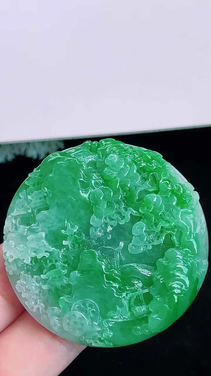 【翡翠名称】老坑种冰阳绿山水牌厚装挂件
【翡翠尺寸】直径厚度49.7/11.3mm
【翡翠描述】宝贝种老水足，玉质细腻，色泽靓丽，性价比高，佩戴效果好！
【其它赠送】权威证书/精美挂绳/盒子/支持全国复检(七天无理由退换货买家只须付来回邮费即可）