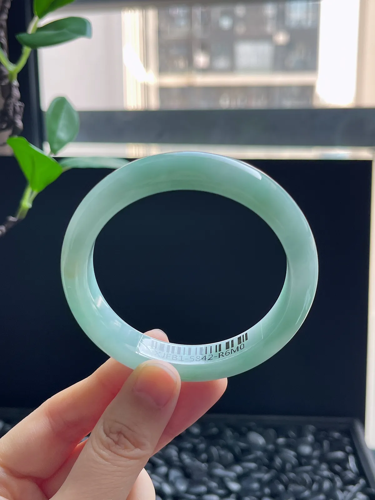 正圈54.5圈口，翡翠冰糯种飘绿手镯