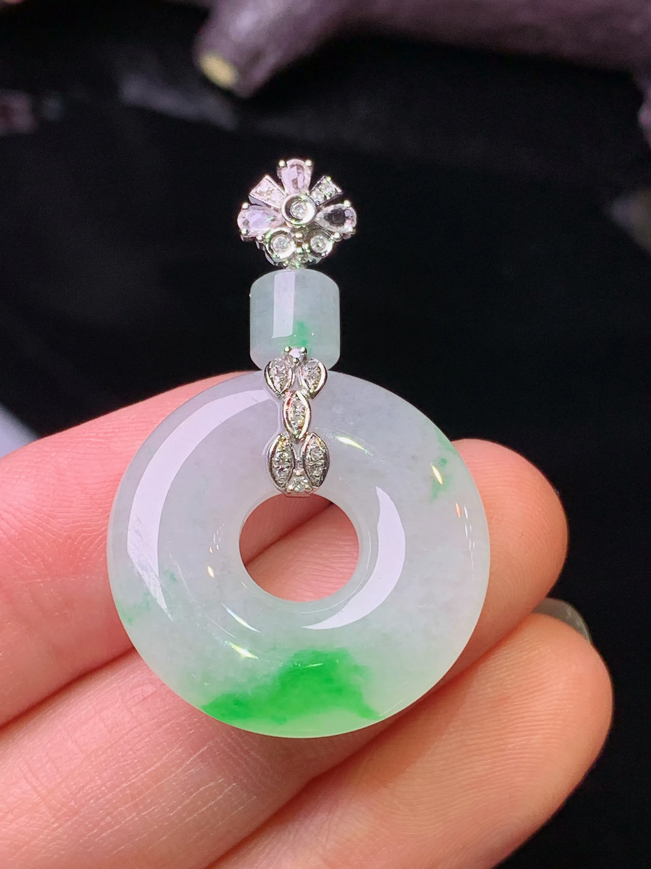 18k金钻镶嵌飘绿平安环吊坠 玉质细腻 水润亮眼 色泽艳丽 整体尺寸37.2*23.3*5.2