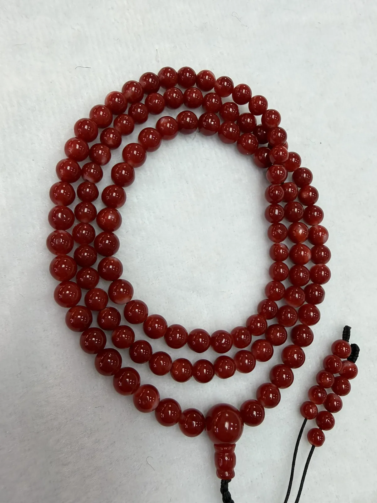 【天然日本阿卡赤血牛血红珊瑚6mm圆珠108粒佛珠链】可遇不可求！项链手链两用款！日本产地，阿卡材料，赤血牛血红颜色，光泽柔润透亮，直径约5-6mm，重量28.43克，珊瑚本为佛教珍宝，来自深海千年生长，有生长纹，属于有机宝石，气场强大，稀少珍贵！每粒均为天然无添加无修补！少虫眼少白芯！收藏精品！传承宝贝！