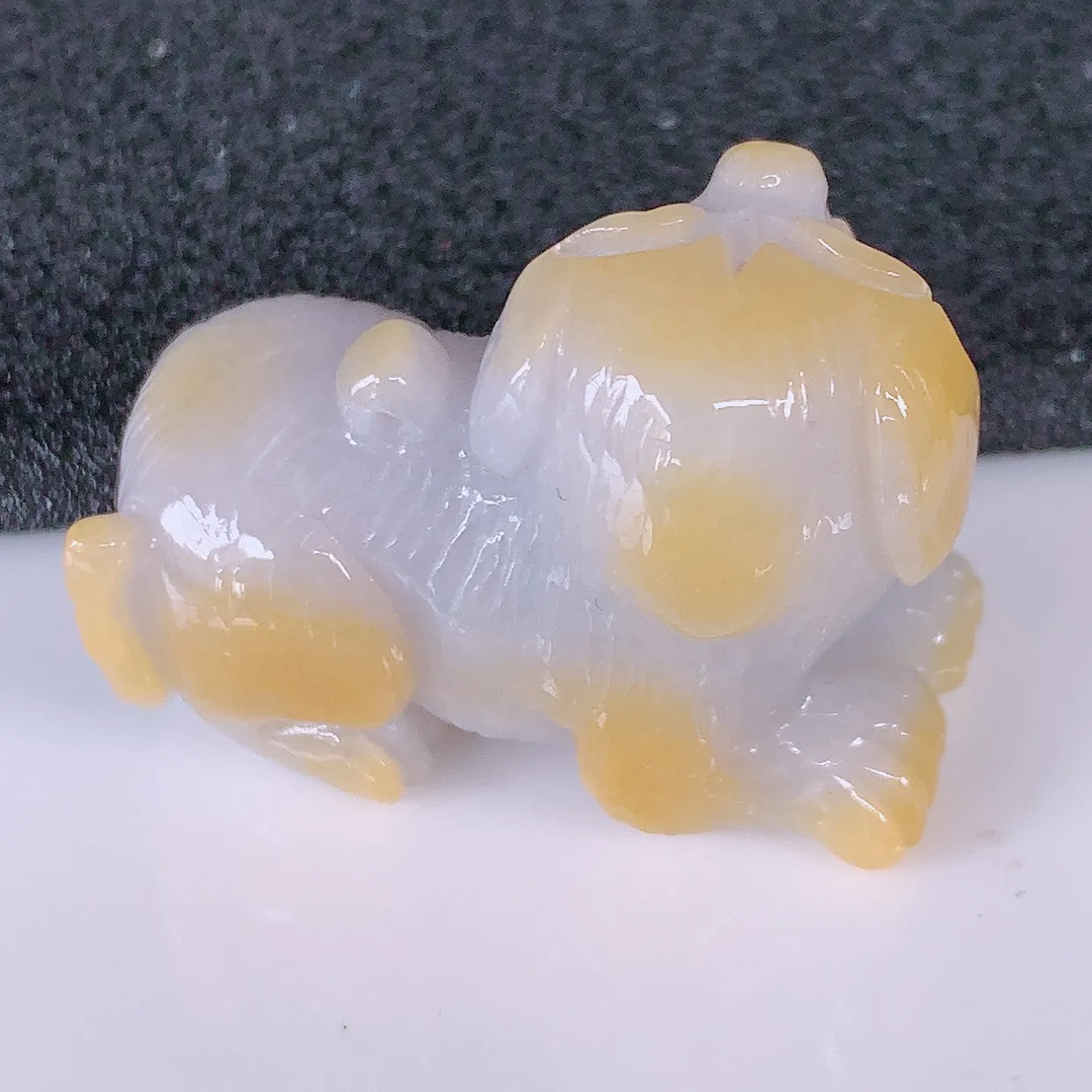 自然光实拍，冰润黄翡双彩翡翠生肖狗吊坠，种老水足，雕工精湛 ，寓意美好，佩戴时尚出众！#41.13