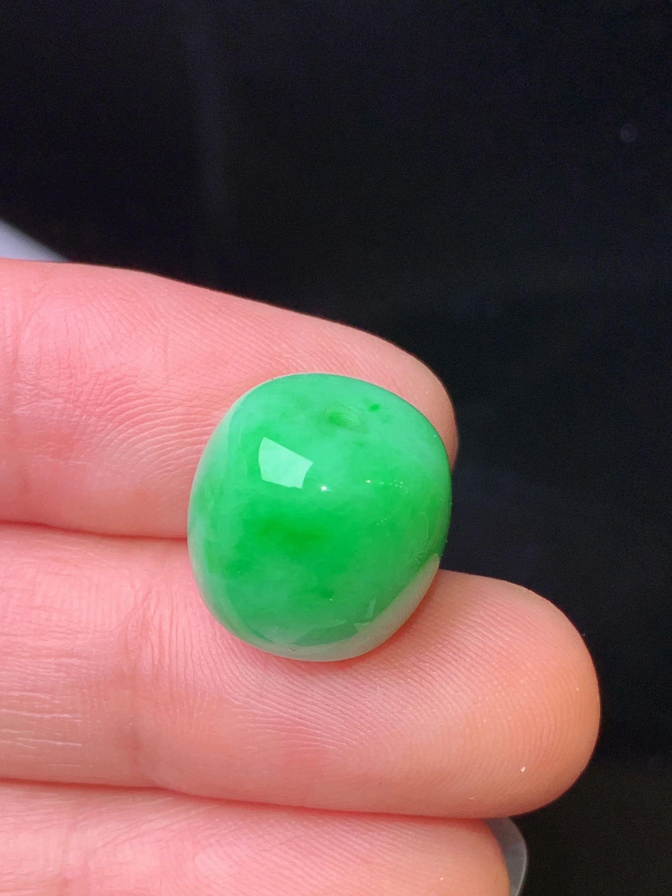 翠绿路路通吊坠 玉质细腻 水润亮眼 色泽艳丽 整体尺寸13.2*13.2*12.3