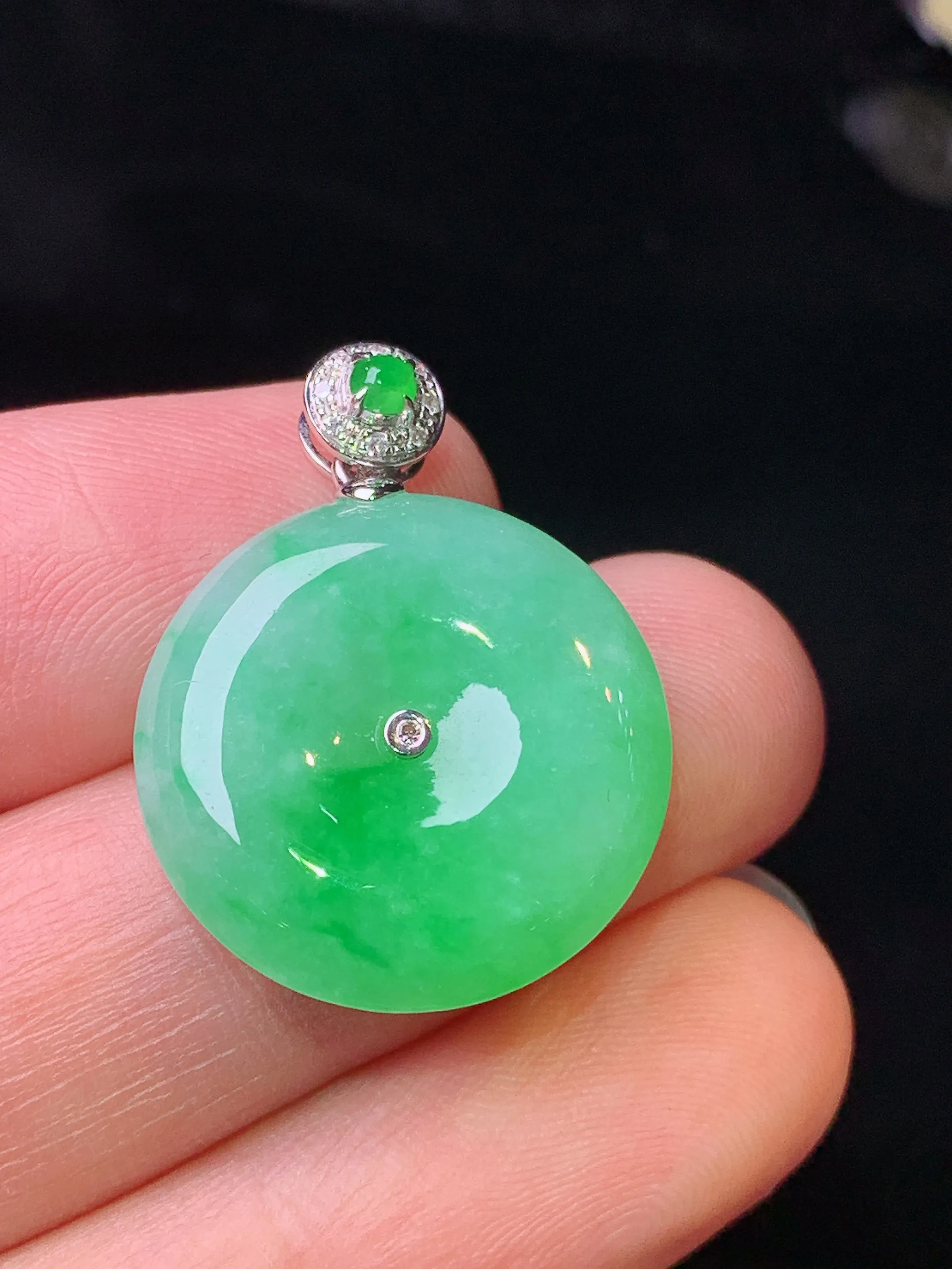 18k金钻镶嵌翠绿平安扣吊坠 玉质细腻 水润亮眼 色泽艳丽 整体尺寸25.2*19.2*5