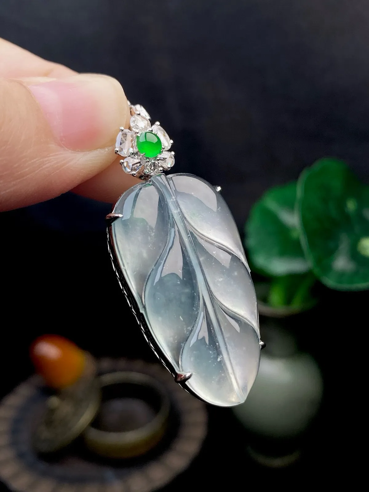 【冰种叶子】金枝玉叶，质地细腻，冰润透亮，光泽出众，18k金钻镶嵌，裸石尺寸32.5*18.3*3.