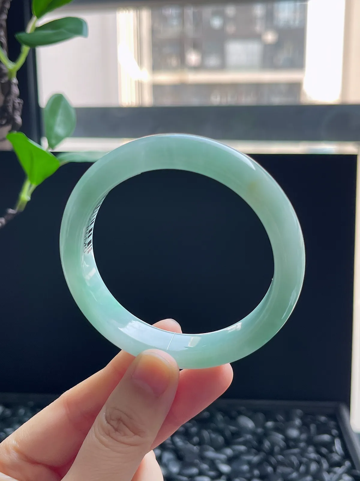 正圈54.5圈口，翡翠冰糯种飘绿手镯