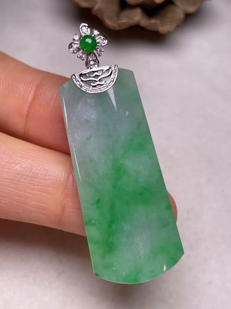 冰糯种飘绿平安无事牌吊坠、真金真钻镶嵌，种水好，玉质细腻 .裸石尺寸 38.8*16.8