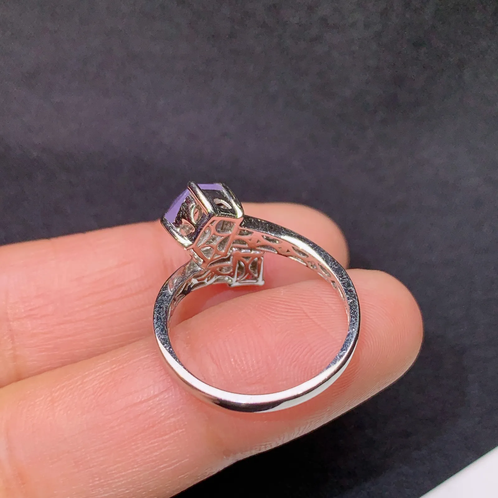 冰紫阳绿随形戒指，18k金镶嵌，款式新颖，冰润鲜艳，种水足 圈口14 裸石6.6*5.2*3.3