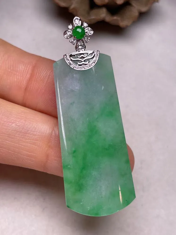 冰糯种飘绿平安无事牌吊坠、真金真钻镶嵌，种水好，玉质细腻 .裸石尺寸 38.8*16.8