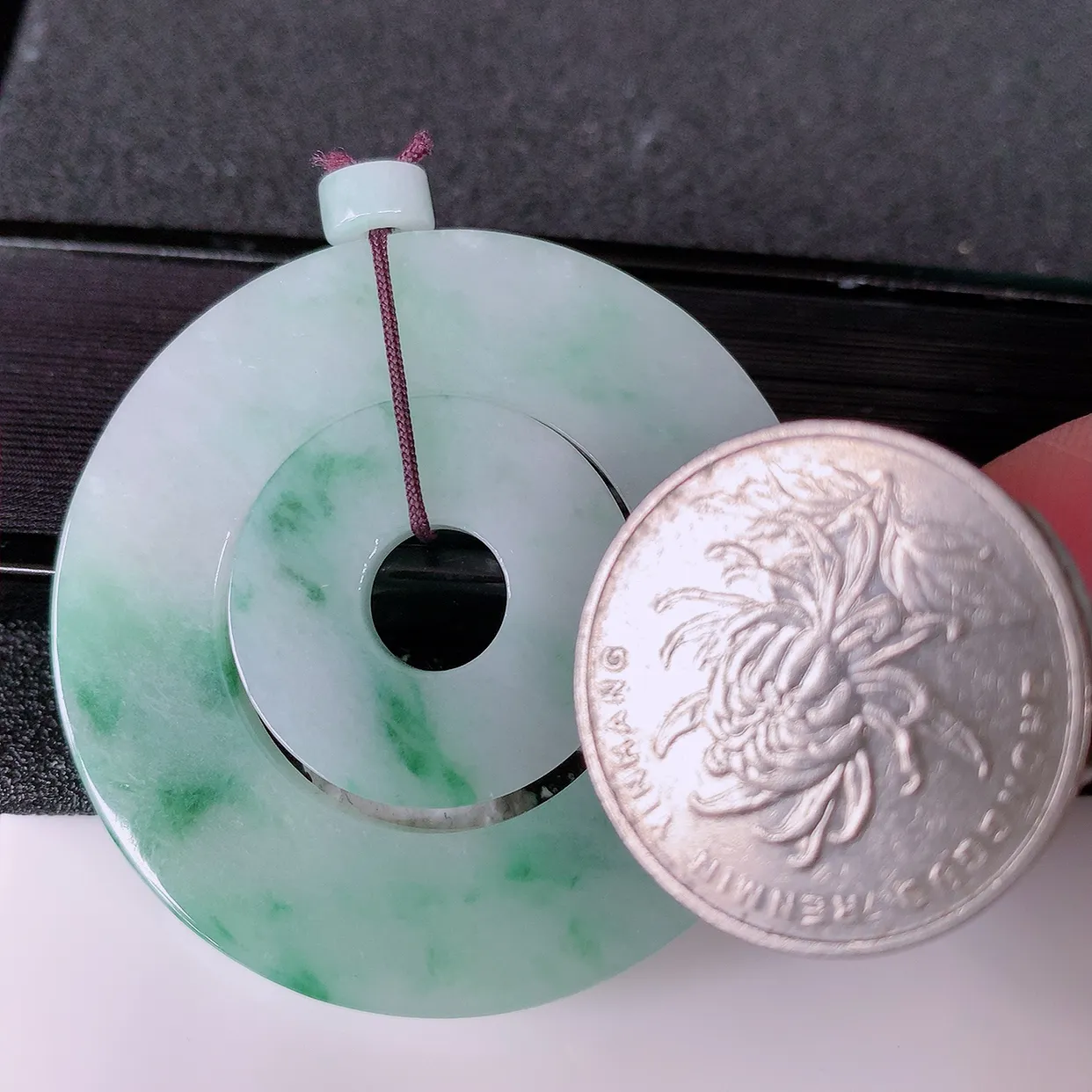 自然光实拍，冰润飘花翡翠平安母子扣吊坠，种老水足，雕工精湛 ，寓意美好，佩戴时尚出众！#85.13