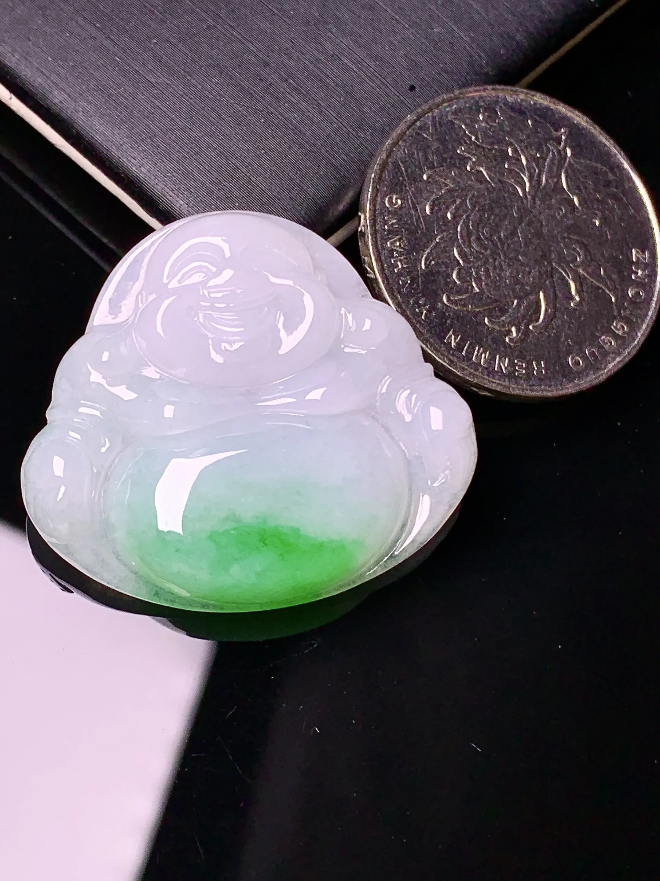 飘绿佛公吊坠 玉质细腻 水润亮眼 色泽艳丽 整体尺寸28.7*32.2*6