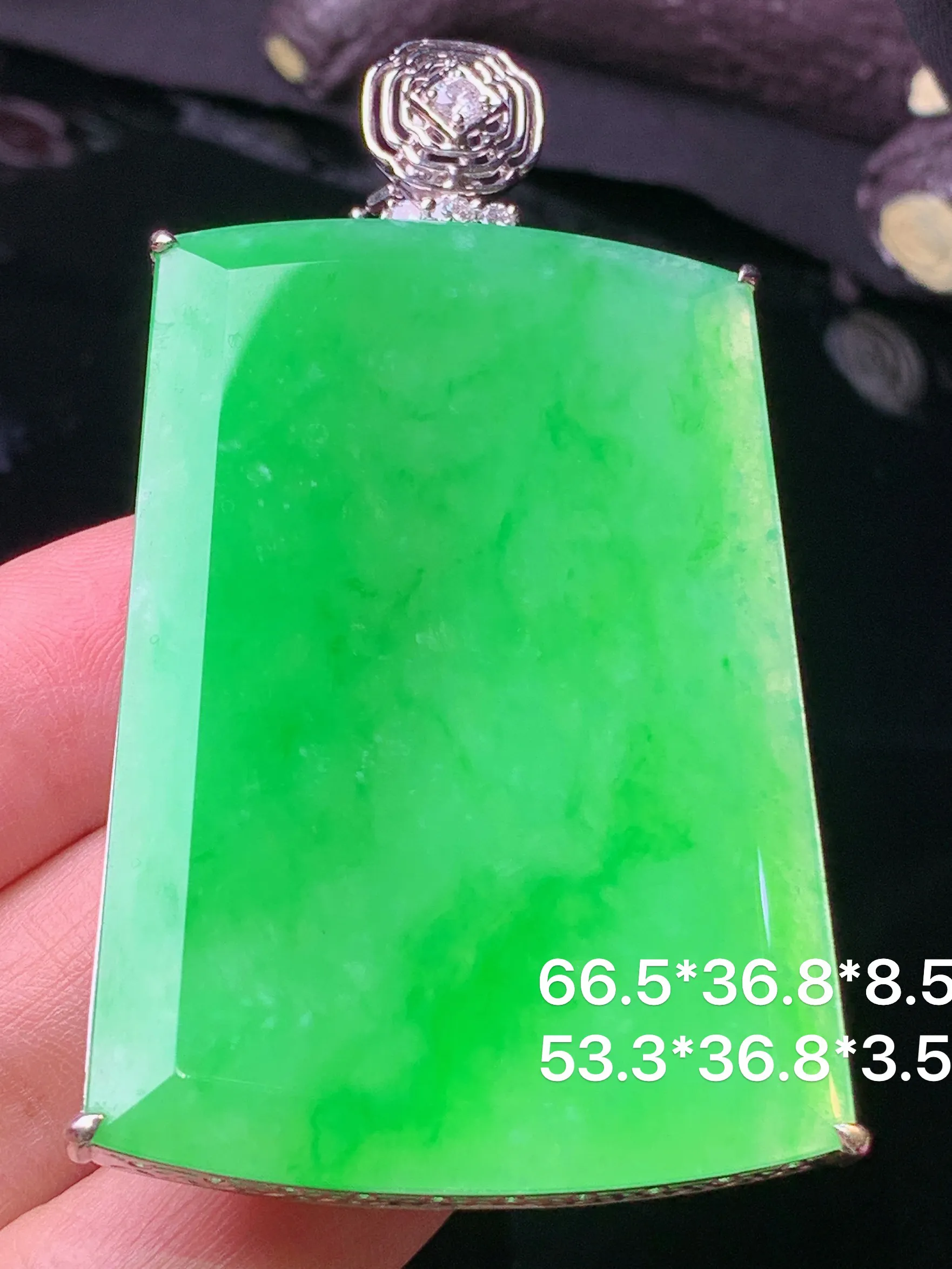 18k金钻镶嵌翠绿无事牌吊坠 玉质细腻 水润亮眼 色泽艳丽 整体尺寸66.5*36.8*8.5