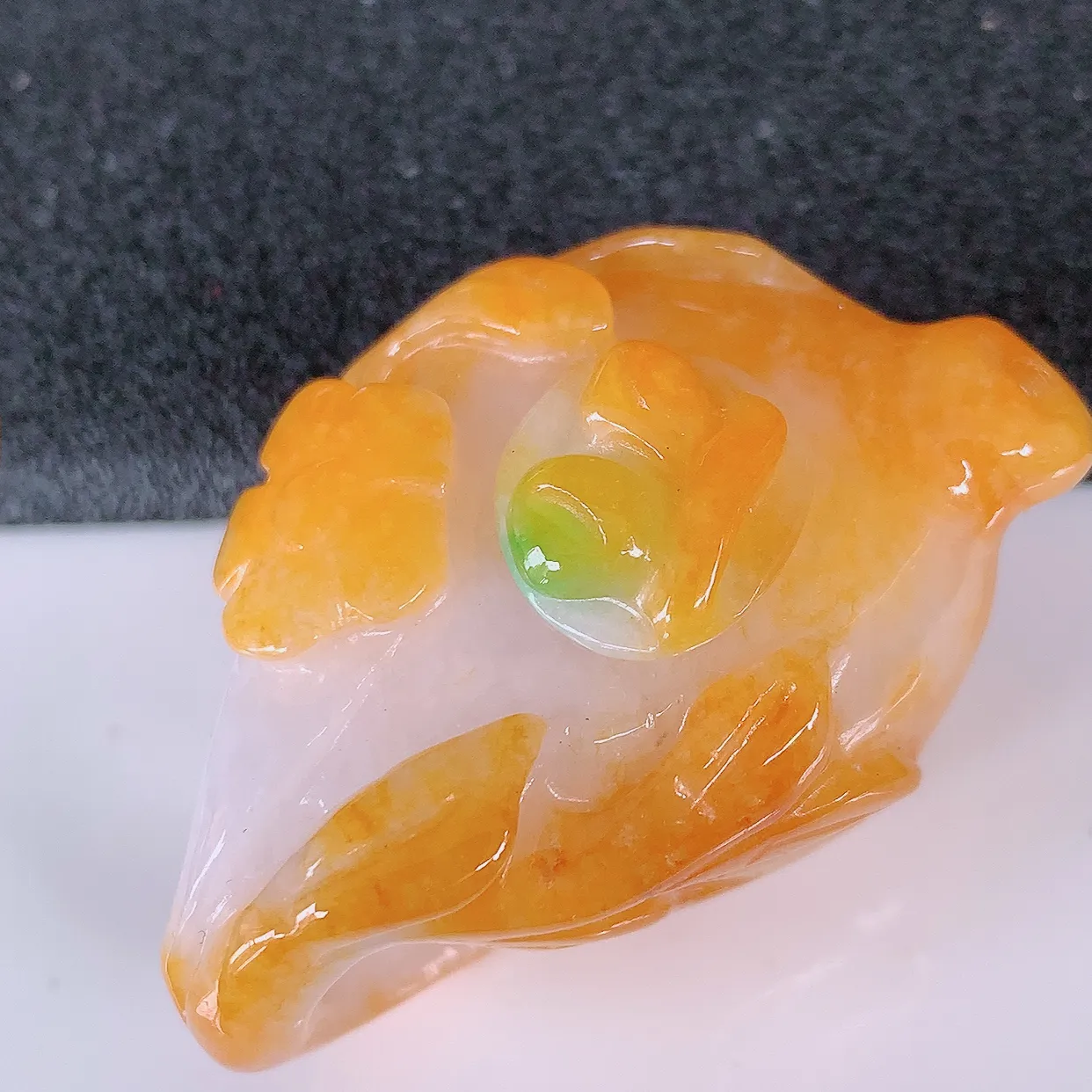 自然光实拍，冰润黄加绿翡翠茶壶，种老水足，雕工精湛 ，寓意美好，佩戴时尚出众！#26.13