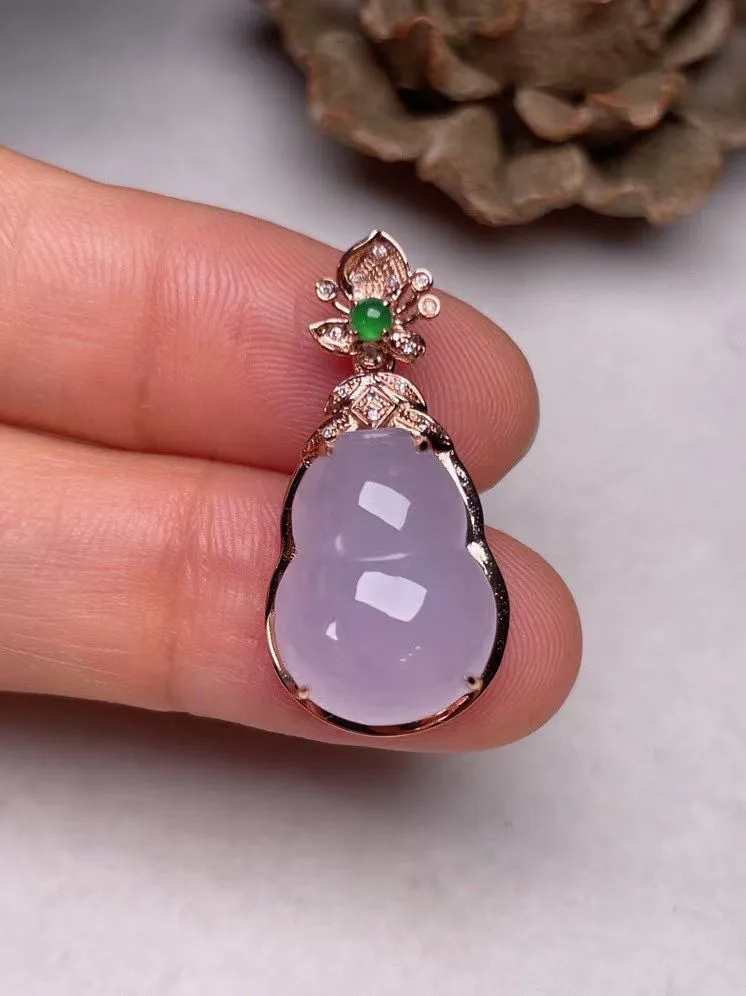 冰糯种淡紫葫芦吊坠、真金真钻镶嵌，种水好，玉质细腻 .裸石尺寸  15.5*11.5