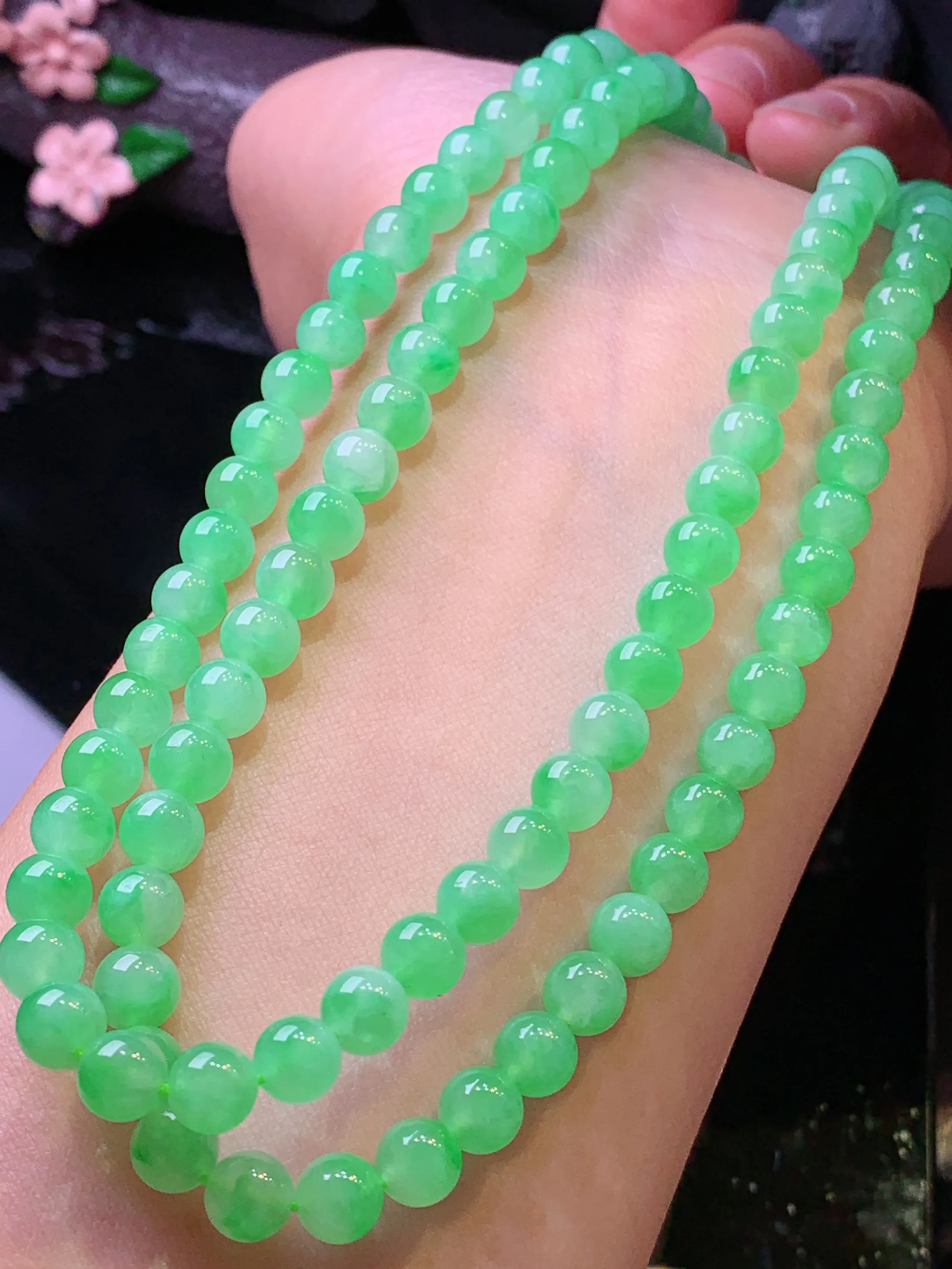 甜阳绿圆珠项链 玉质细腻 水润亮眼 色泽艳丽 整体尺寸6