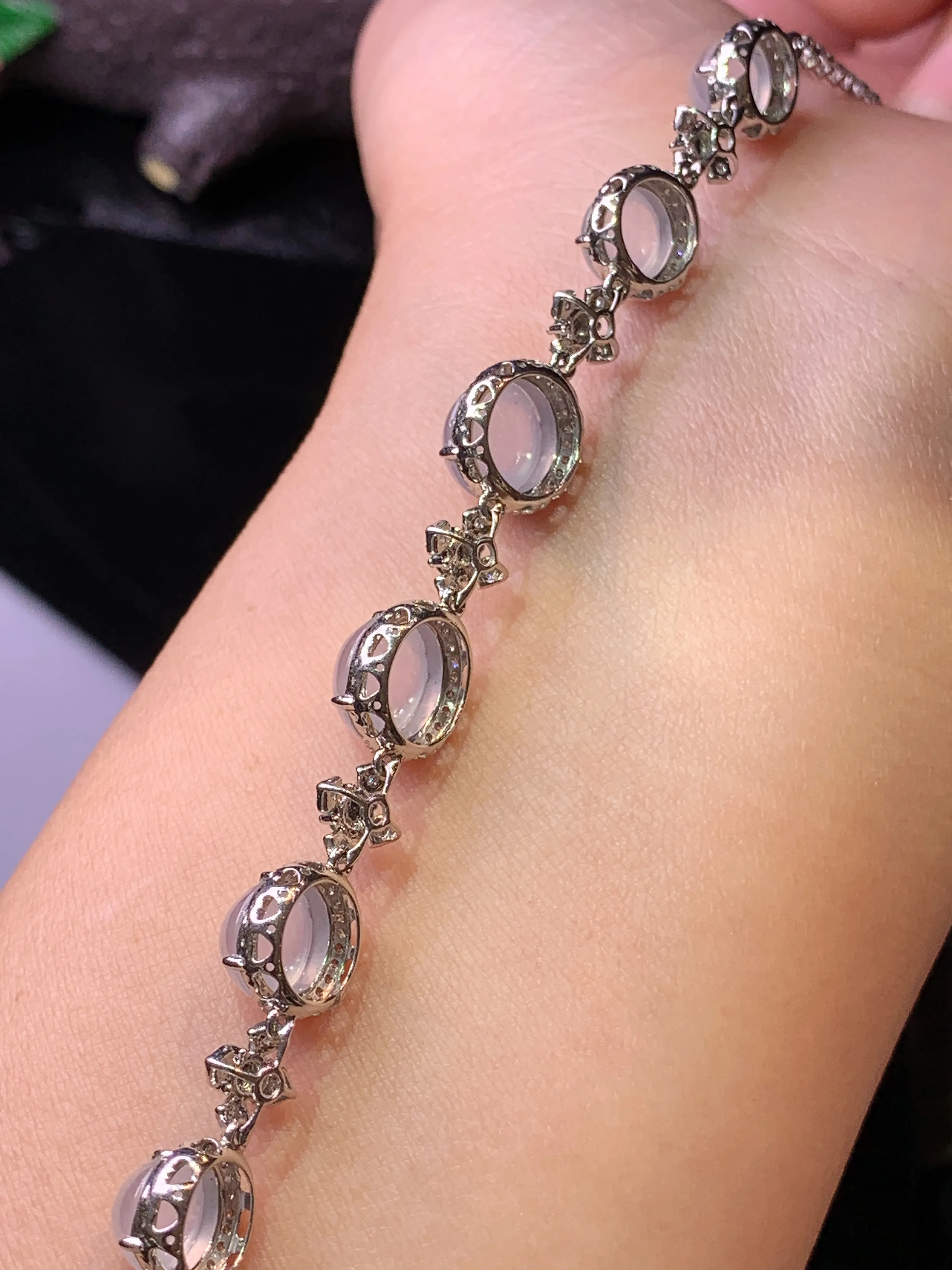 18k金钻镶嵌冰种蛋面手链 玉质细腻 水润亮眼 色泽艳丽 整体尺寸94.3*9*7.2