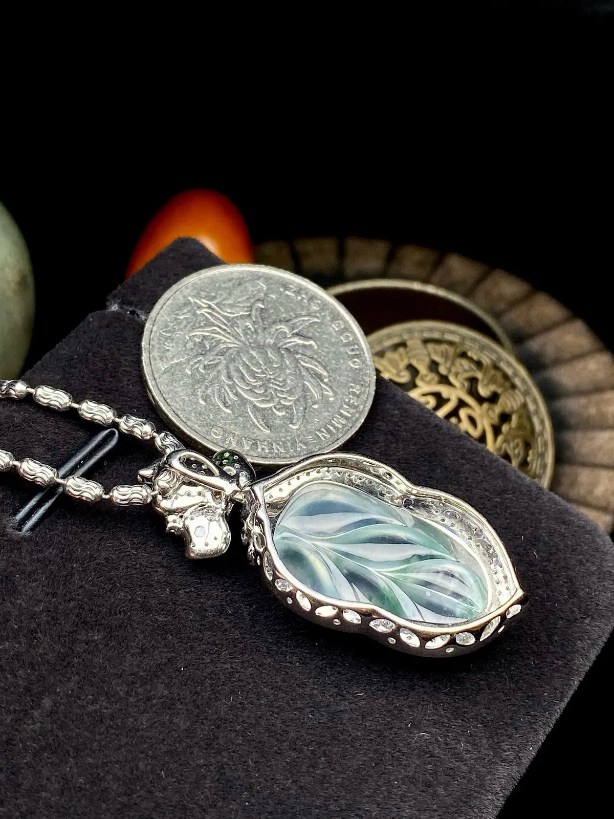 【冰种叶子】金枝玉叶，质地细腻，冰润透亮，光泽出众，18k金钻镶嵌，裸石尺寸21.3*13.4*4.5毫米