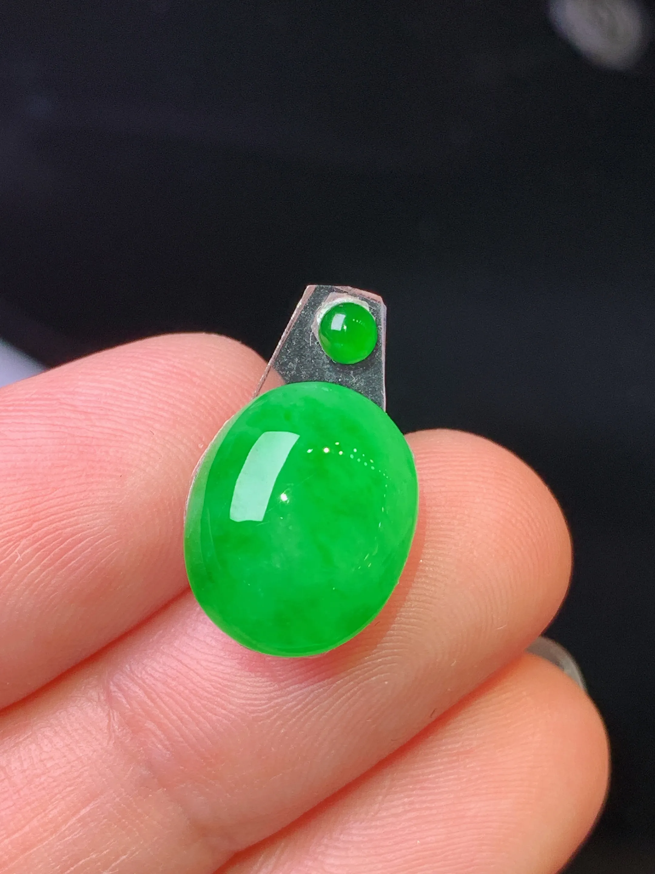 镶嵌款 满绿蛋面吊坠 玉质细腻 水润亮眼 色泽艳丽 整体尺寸13.2*10.6*6.5