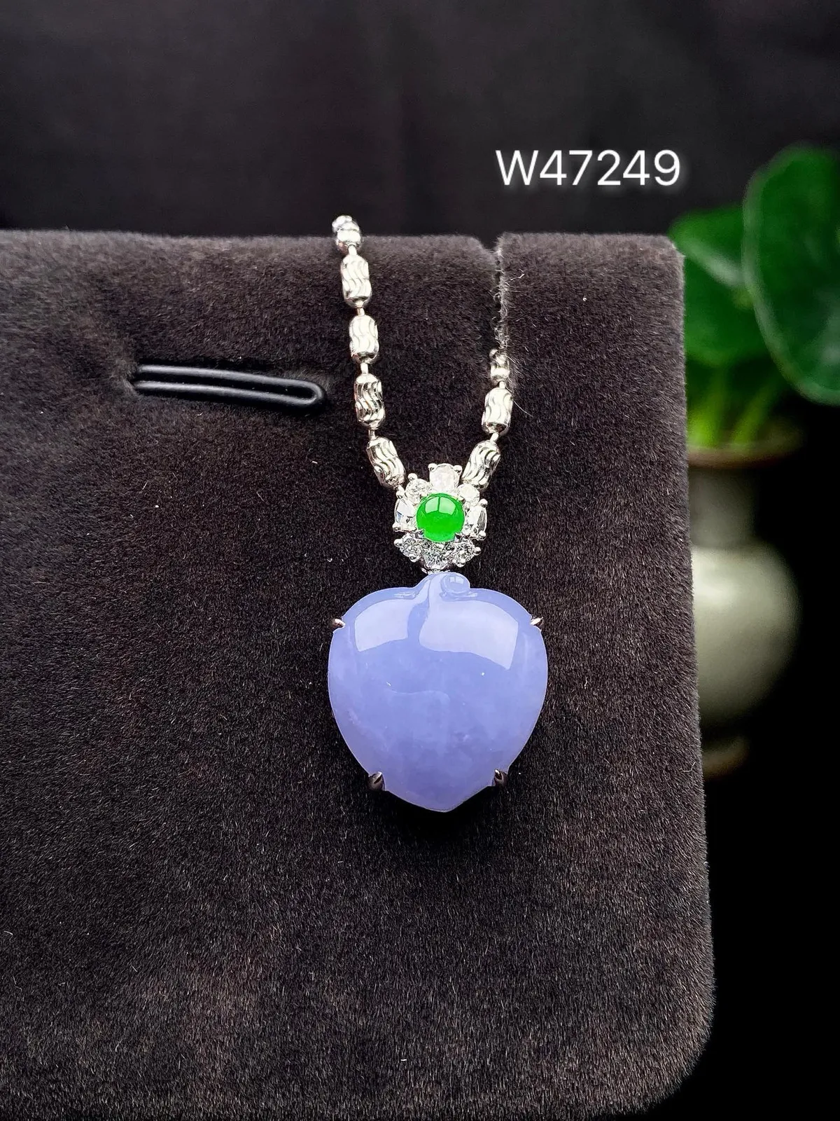 【冰种紫罗兰桃子吊坠】质地细腻，饱满度很好，晶莹剔透，18k金钻镶嵌，裸石尺寸15.4*14.6*5